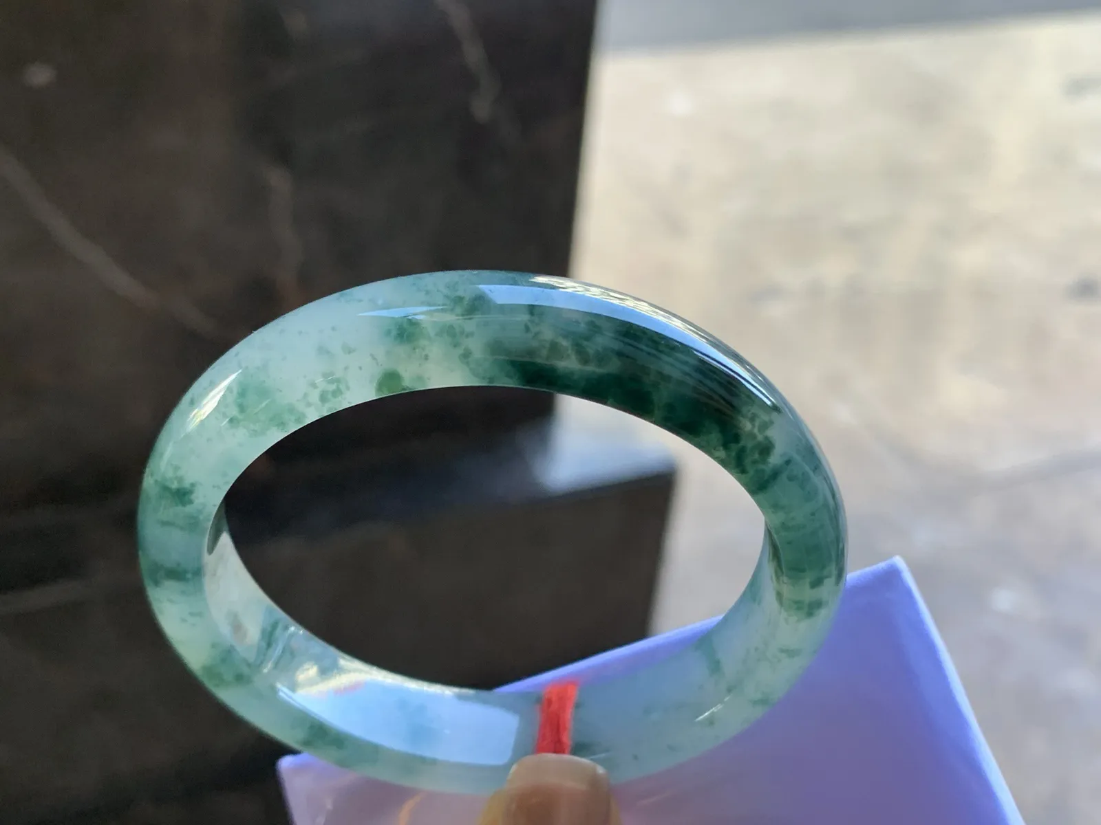 54.5-11.8-7.2

冰飘花贵妃手镯^_^飘花浓郁 种水足 正圈52可以带