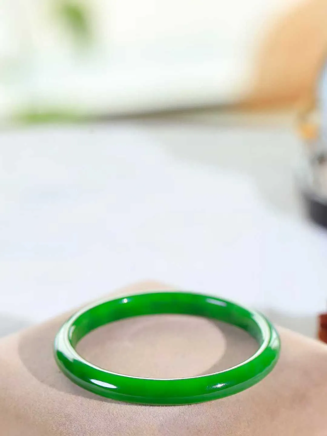 【腕间柔情.手镯】   

精品和田玉碧玉手镯 玉质温润细腻 油性十足 古朴秀雅 轻抚岁月的栏杆软香