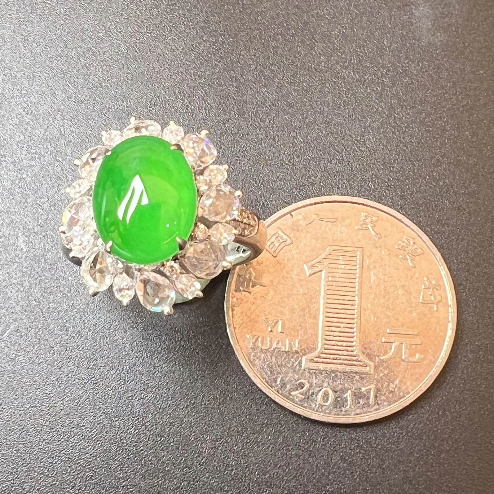 满绿戒指种色俱佳，质量杠杠滴，整体尺寸18.8*16.9*11.7 裸石尺寸11.4*9*4.5