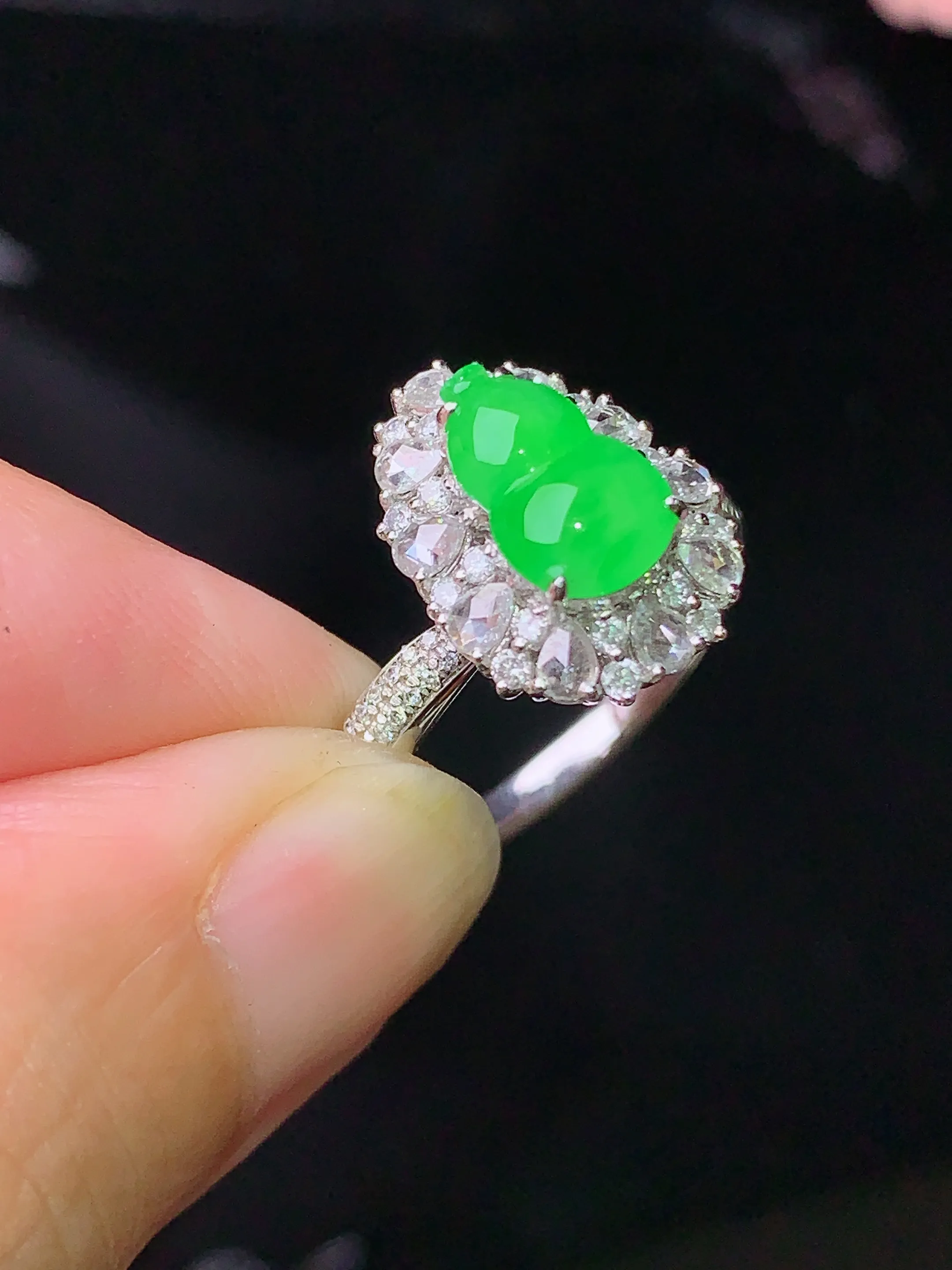 18k金钻镶嵌翠绿葫芦戒指 玉质细腻 色泽清新艳丽 圈口13.5 整体尺寸14.3*10.8*9