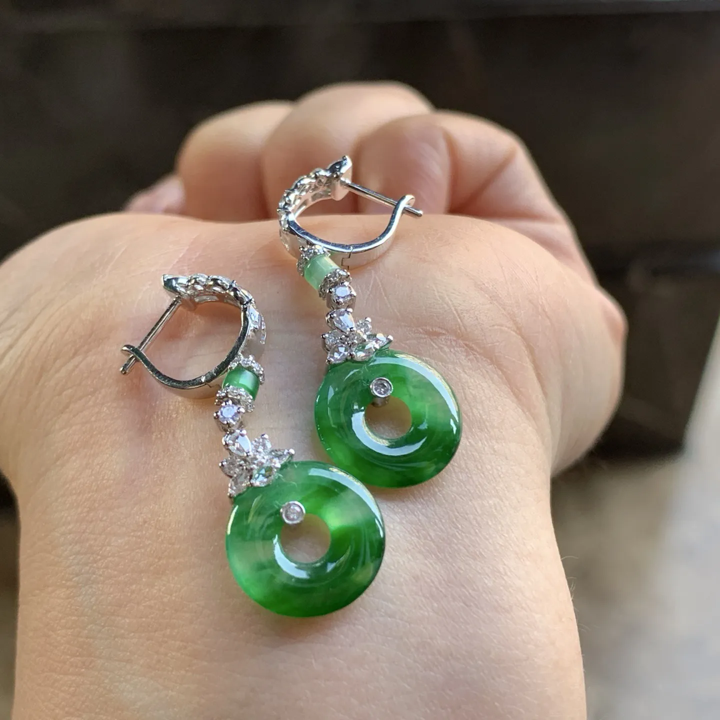 金钻镶嵌辣绿色耳坠^_^颜色鲜艳 浓郁