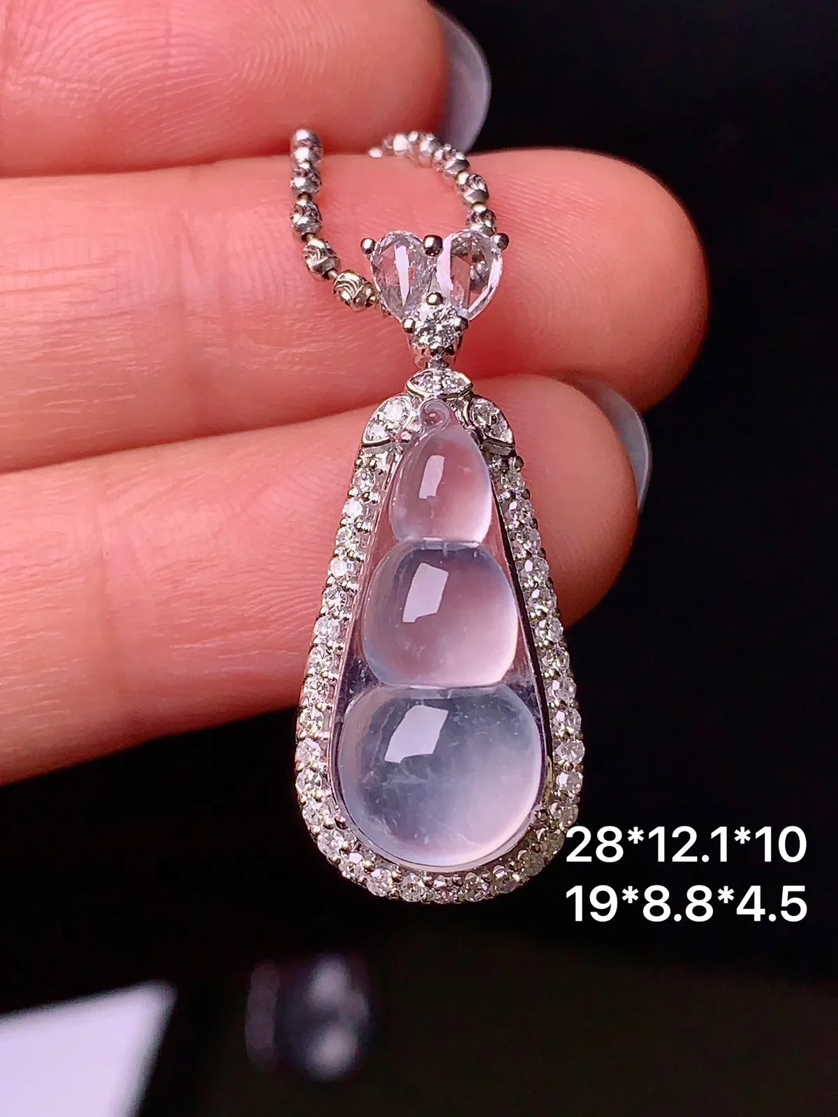 18k金钻镶嵌玻璃种四季豆吊坠 玉质细腻 色泽艳丽 整体尺寸28*12.1*10