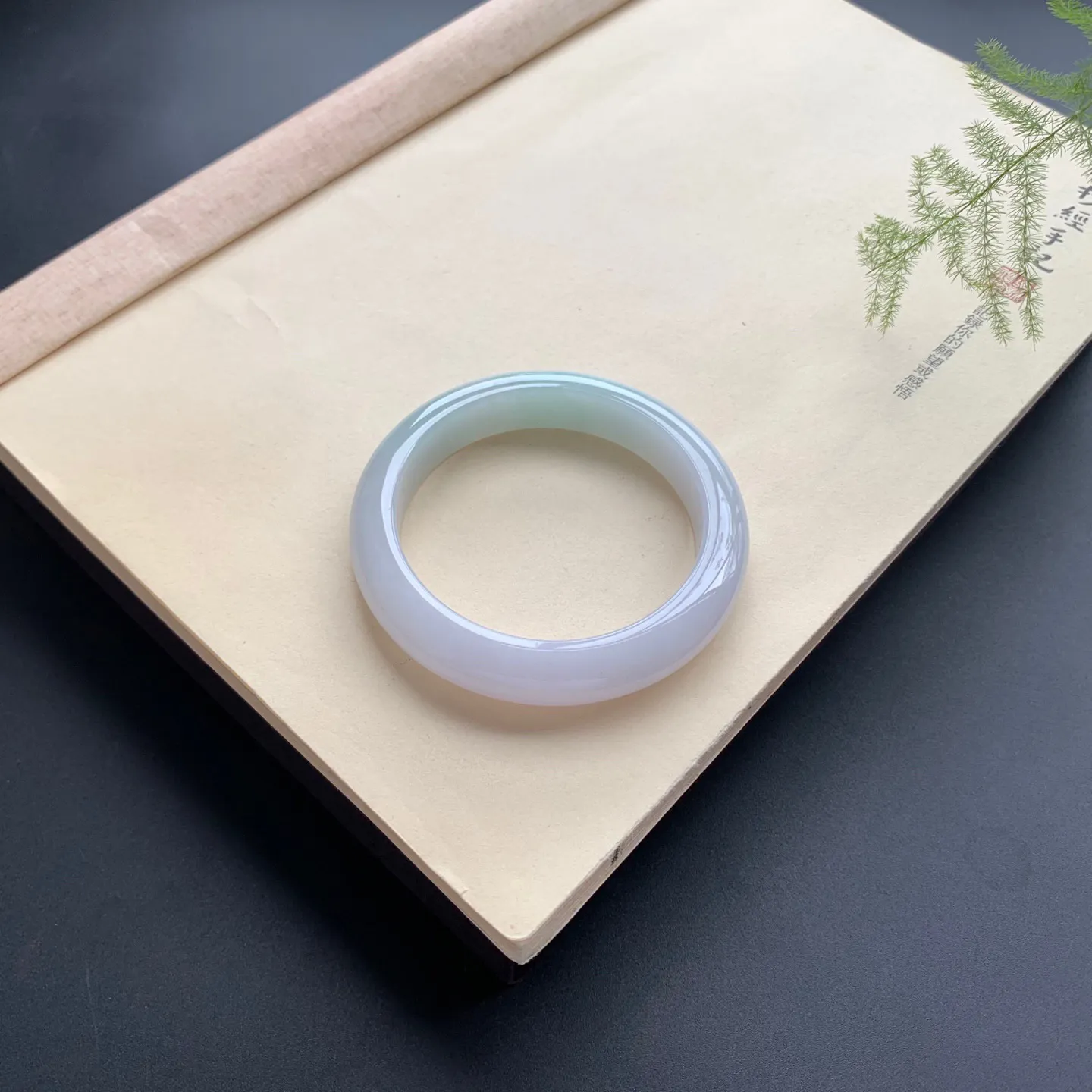 57圈口底色正圈手镯 尺寸：57-12.2-9.2，无纹裂，细腻釉洁，清爽干净