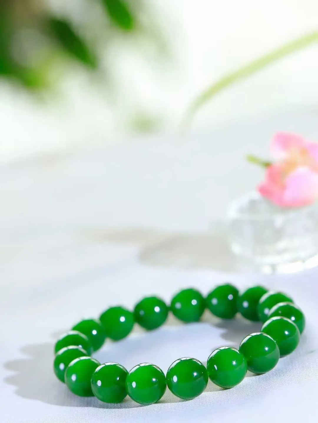 【珠圆玉润.手串】

精品和田玉碧玉珠圆玉润手串 玉质温润细腻  整串打磨圆润，佩戴舒适。珠珠落玉盘，间关莺语花底滑，一生美好时光，无论身在何处，都有它相伴相守。事事顺遂，幸福美满，吉祥如意。重48.2克 尺寸取一12mm  FDA-221082433
