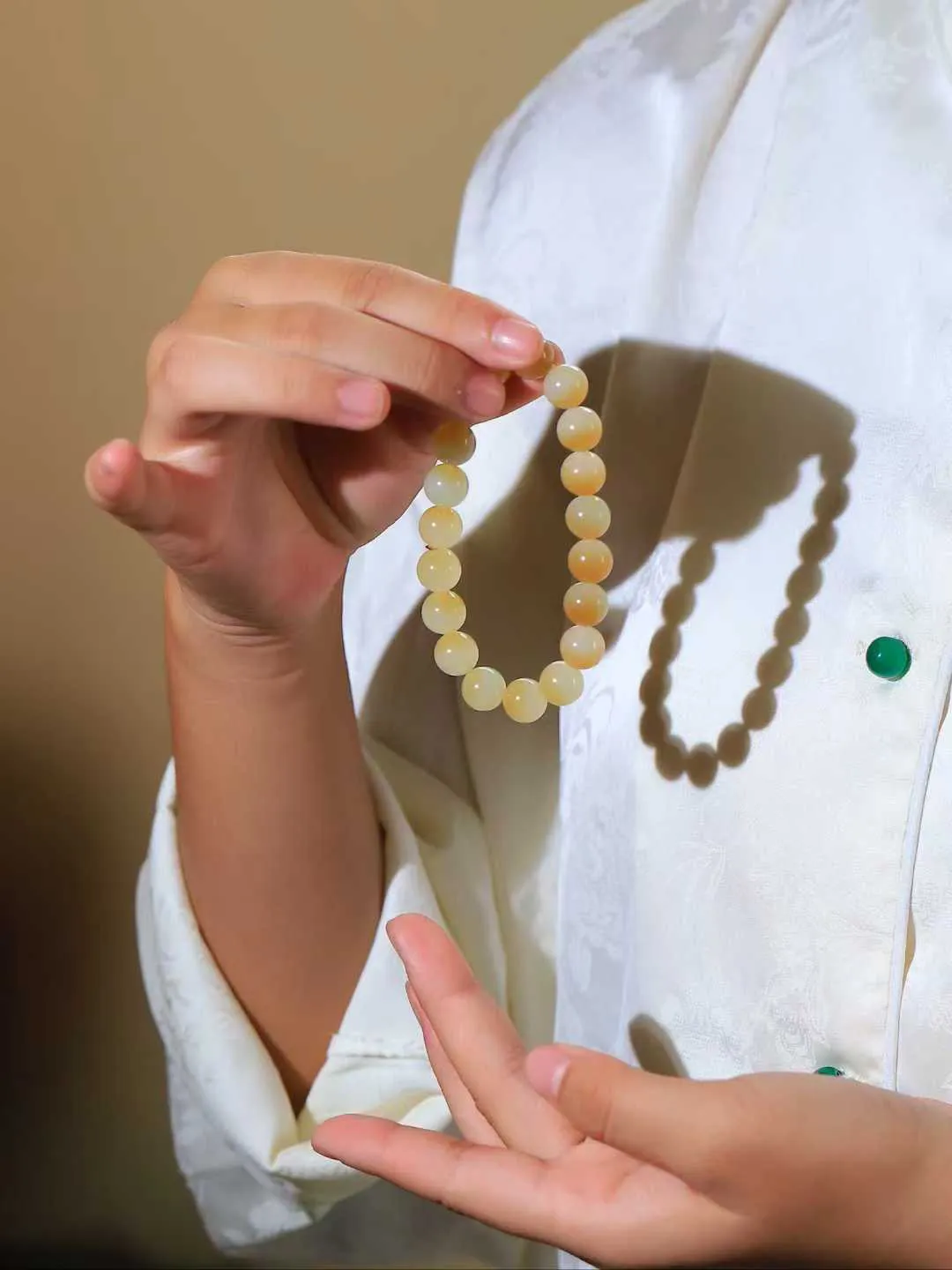 【珠圆玉润.手串】

精品和田玉糖白玉珠圆玉润手串 玉质温润细腻  整串打磨圆润，佩戴舒适。珠珠落玉