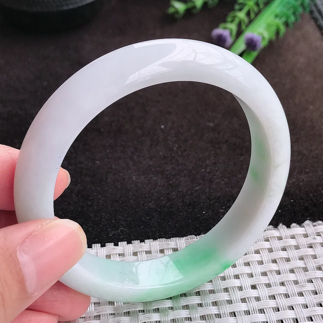 自然光58/12.7/8.6老坑温润飘绿手镯宽边翡翠玉镯美人镯