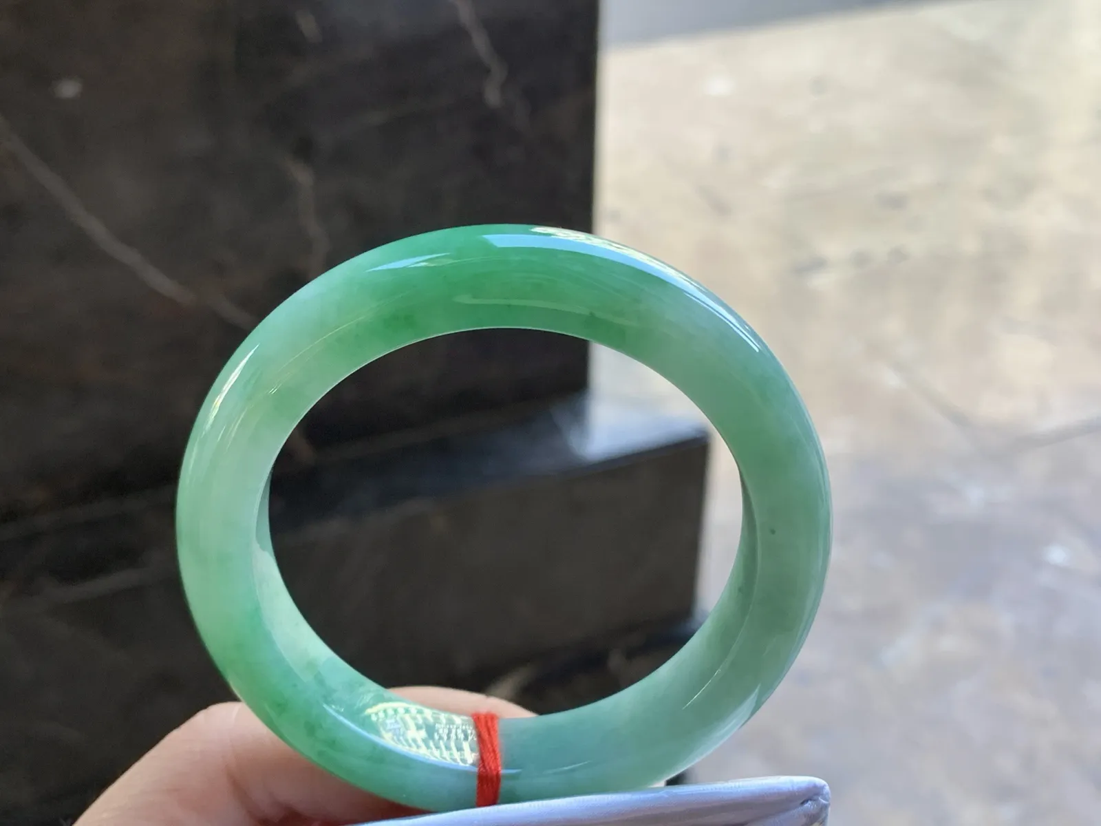 56-12.5-9.6

阳绿色手镯^_^玉质温润 清新细腻