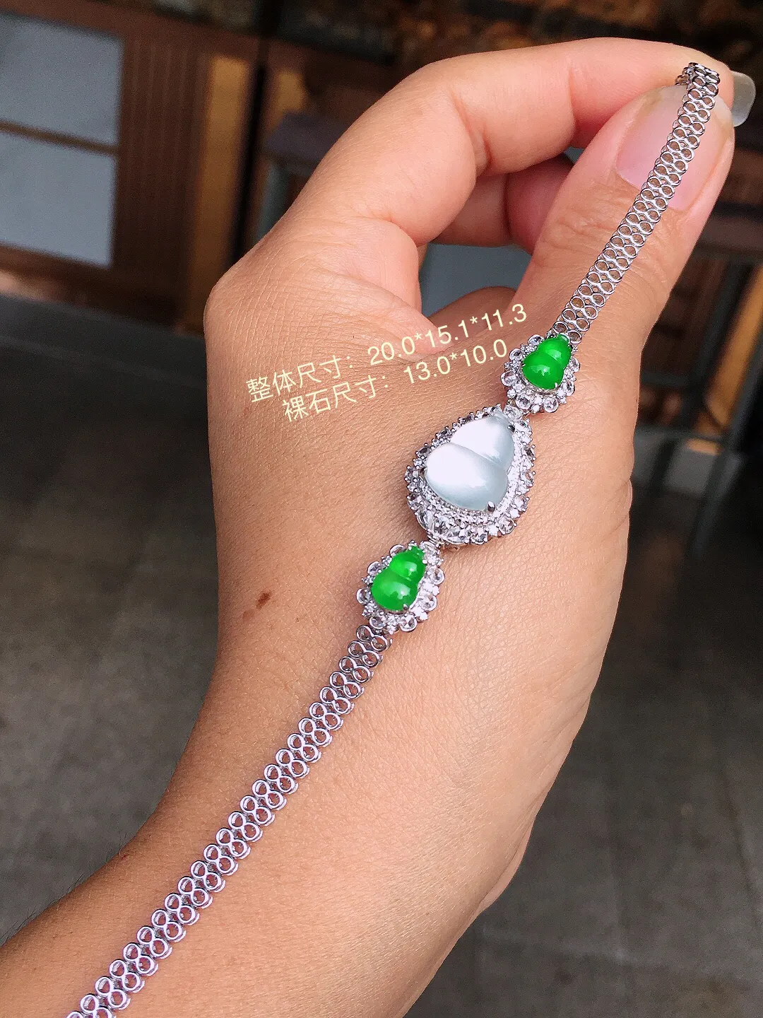 冰+绿）葫芦手链/吊坠两用款，色泽均匀艳丽，玉质细腻，荧光感超
强，饱满圆润，尽显优雅气质，18k
金豪华镶嵌