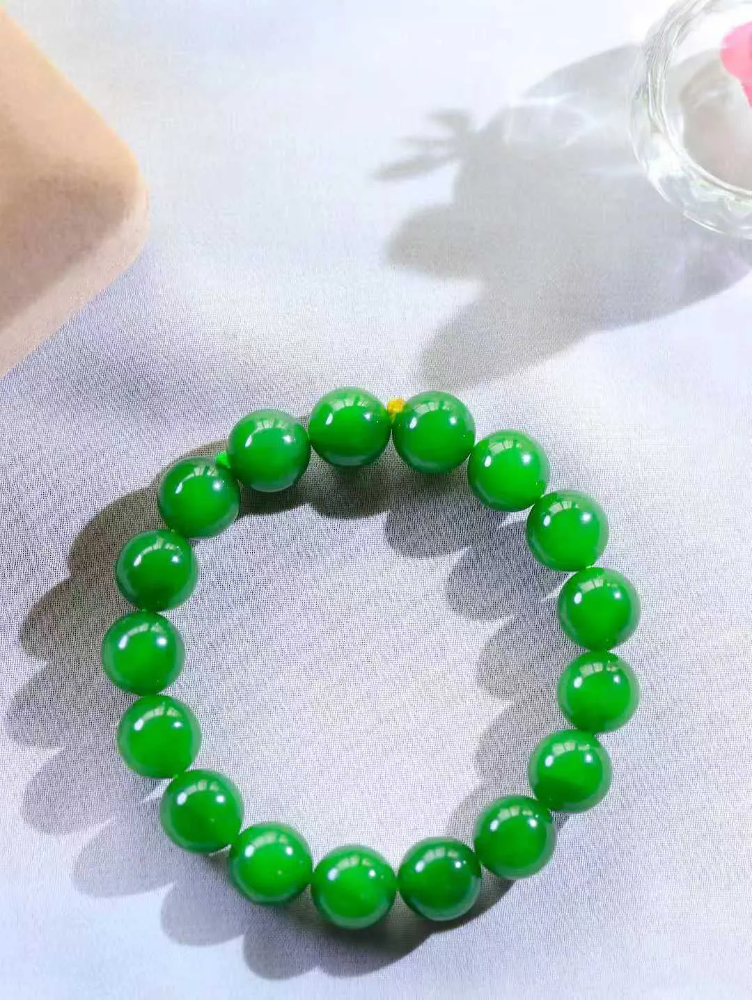 【珠圆玉润.手串】

精品和田玉碧玉珠圆玉润手串 玉质温润细腻  整串打磨圆润，佩戴舒适。珠珠落玉盘，间关莺语花底滑，一生美好时光，无论身在何处，都有它相伴相守。事事顺遂，幸福美满，吉祥如意。重48.2克 尺寸取一12mm  FDA-221082433