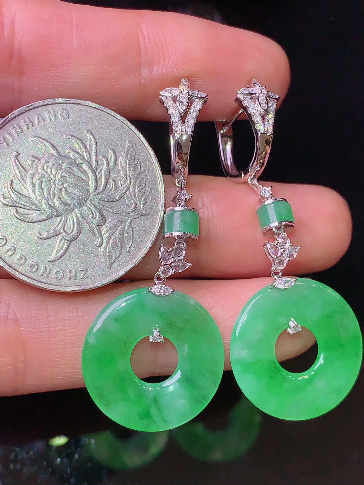 18k金钻镶嵌翠绿平安扣耳坠 玉质细腻 色泽清新艳丽 整体尺寸46.8*18.5*2.5