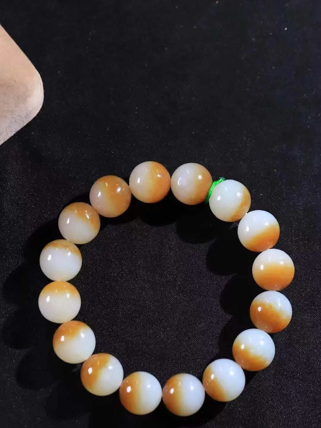 【珠圆玉润.手串】

精品和田玉糖白玉珠圆玉润手串 玉质温润细腻  整串打磨圆润，佩戴舒适。珠珠落玉盘，间关莺语花底滑，一生美好时光，无论身在何处，都有它相伴相守。事事顺遂，幸福美满，吉祥如意。重52.6克   尺寸取一12.9mm   FDL-691073100