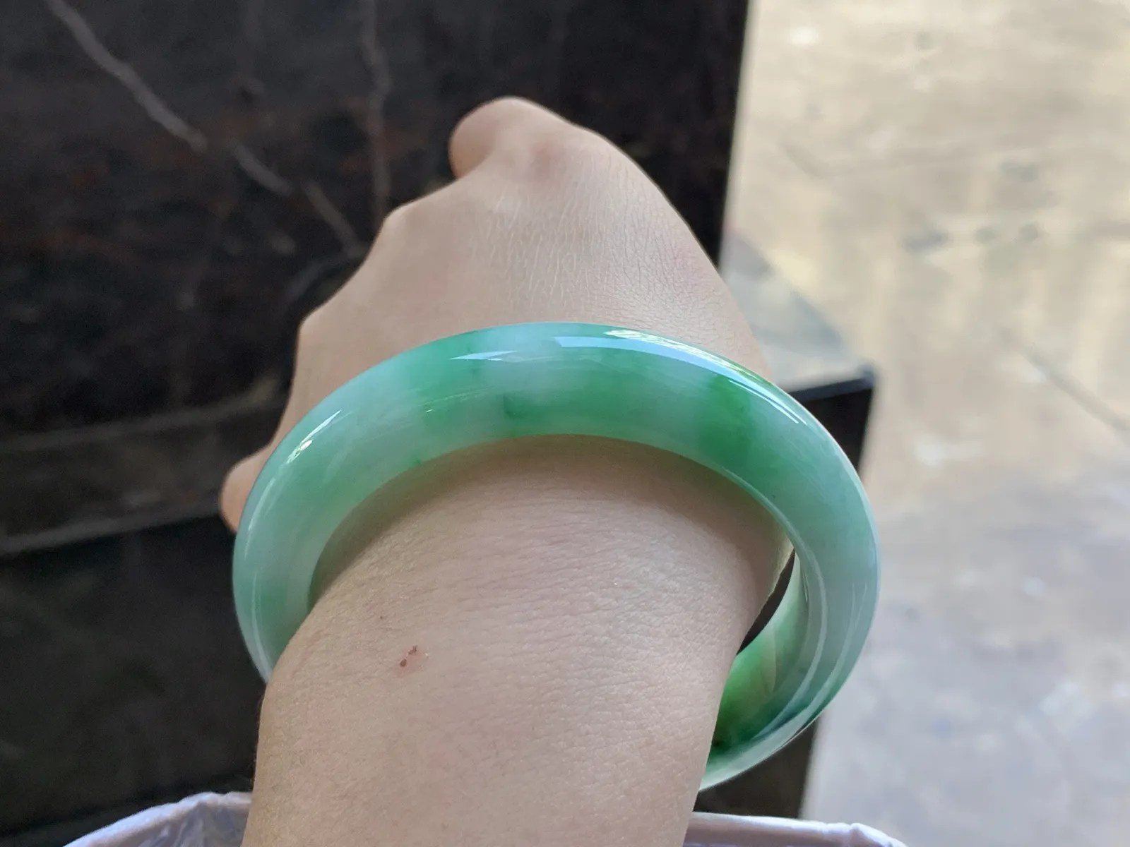 55.5-12.2-9

辣绿色手镯^_^玉质温润 细腻