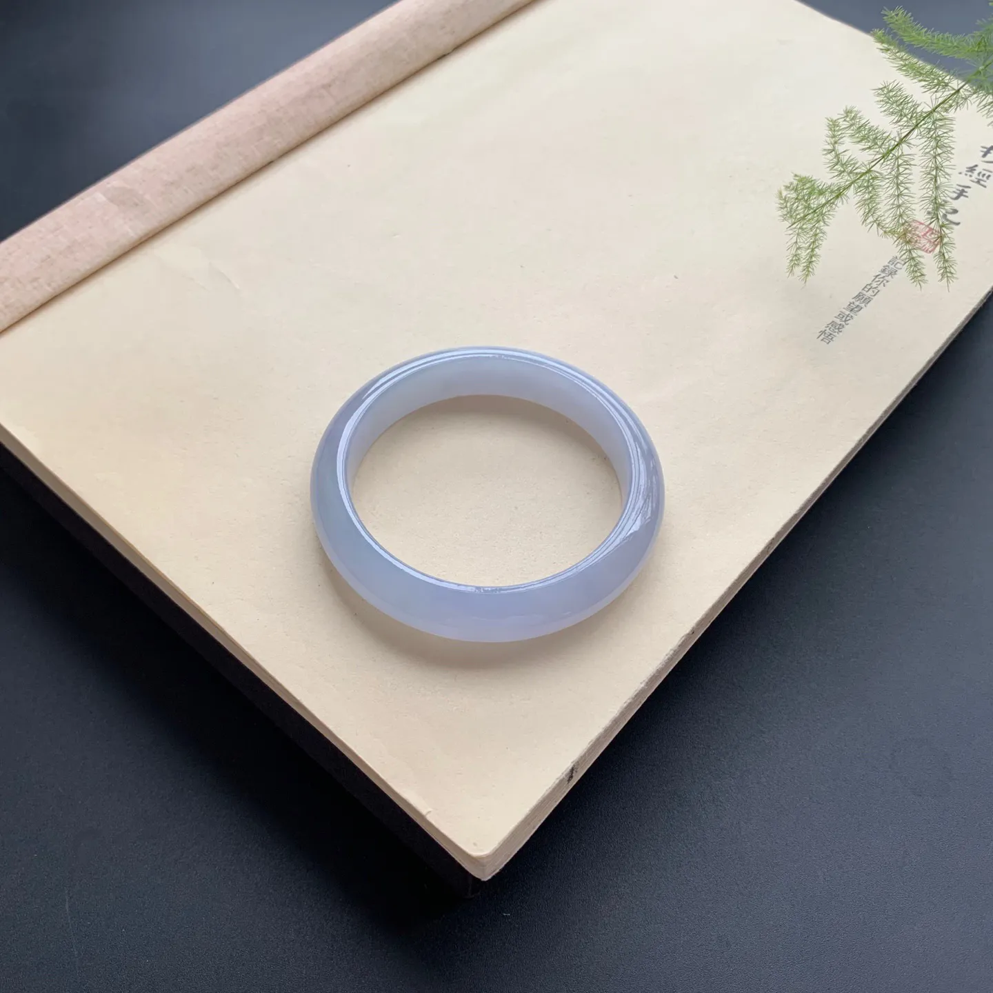 53.8圈口冰紫正圈手镯 尺寸：53.8-11.5-7.5，无纹裂，水润起胶，细腻光滑