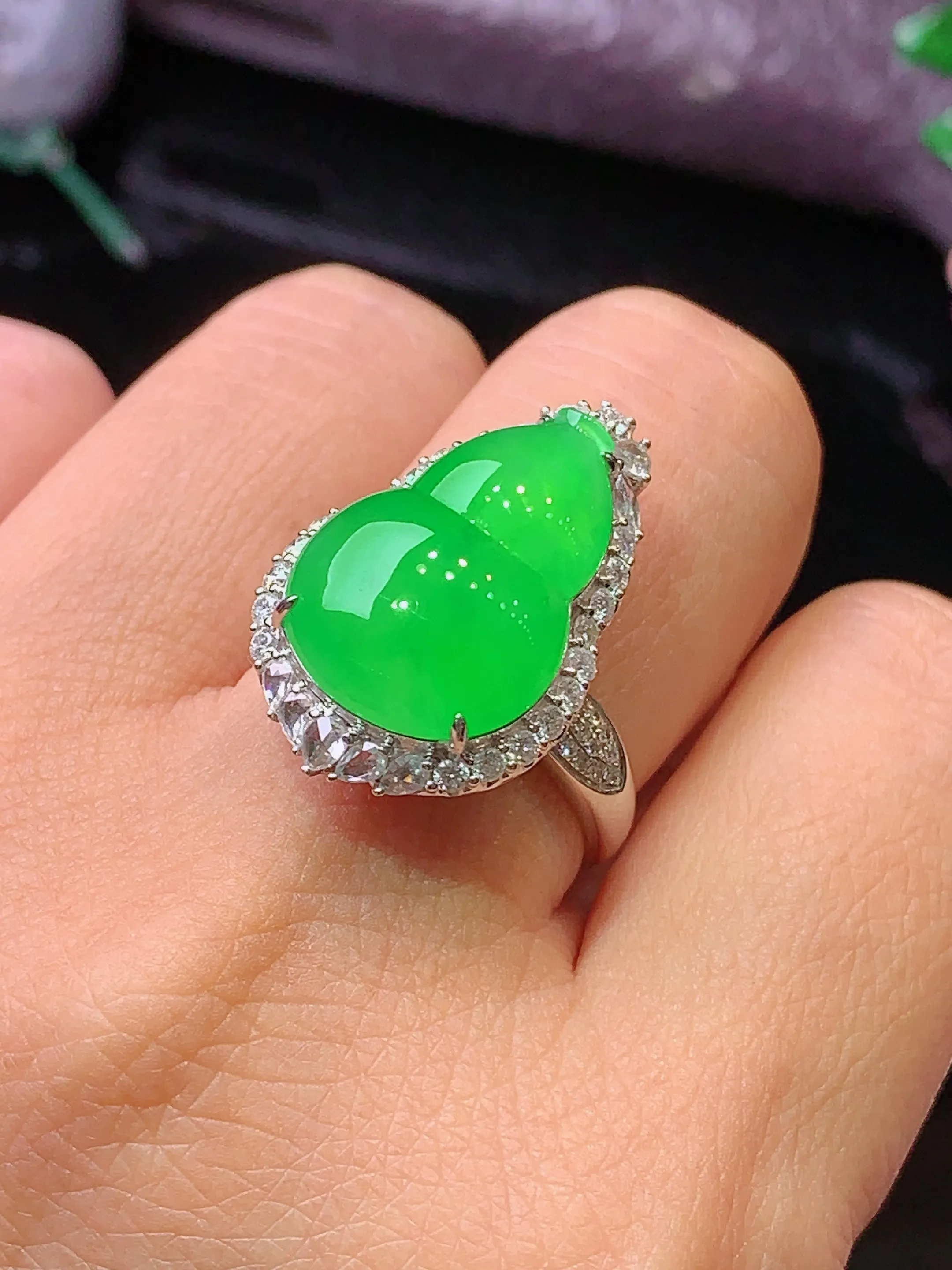 18k金钻镶嵌翠绿葫芦戒指吊坠两用款 玉质细腻 色泽清新艳丽 圈口15 整体尺寸30.5*15.5*11