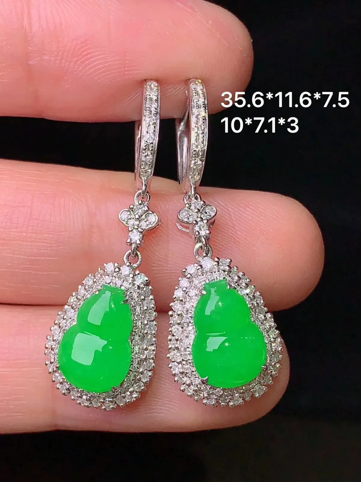 18k金钻镶嵌满绿葫芦耳坠 玉质细腻 色泽艳丽 整体尺寸35.6*11.6*7.5