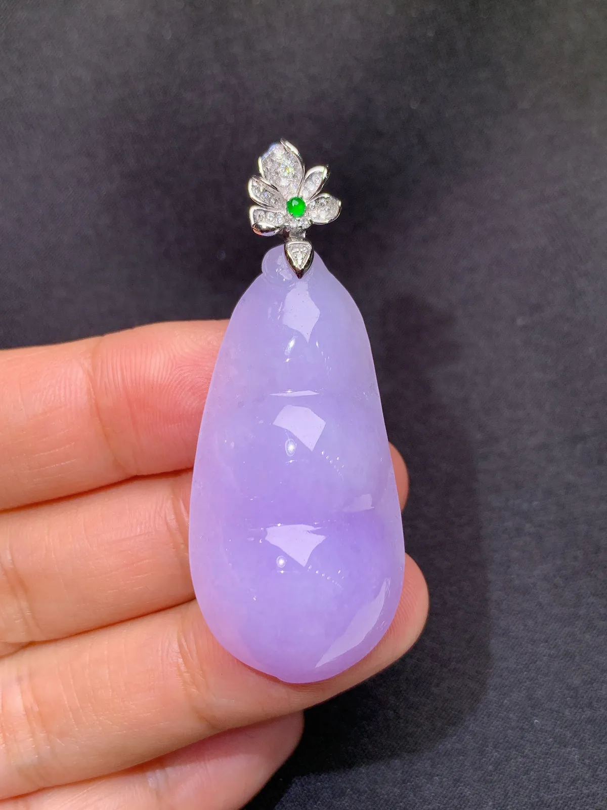 紫罗兰福豆吊坠，18k金镶嵌，温润细腻，颜色鲜艳 裸石40.9*20.4*11.8