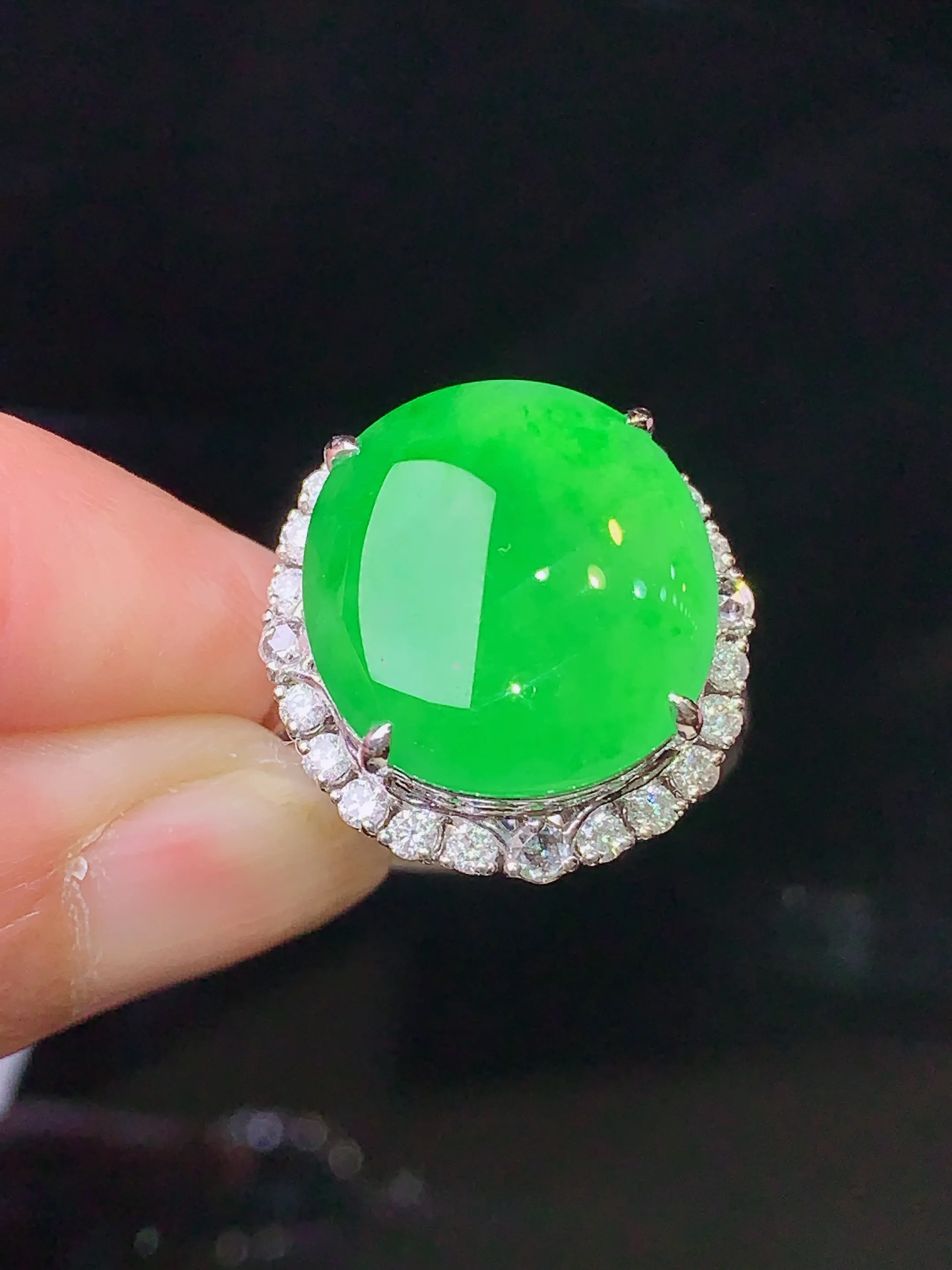 18k金钻镶嵌翠绿蛋面戒指 玉质细腻 色泽清新艳丽 圈口12.5 整体尺寸19.7*18*11
