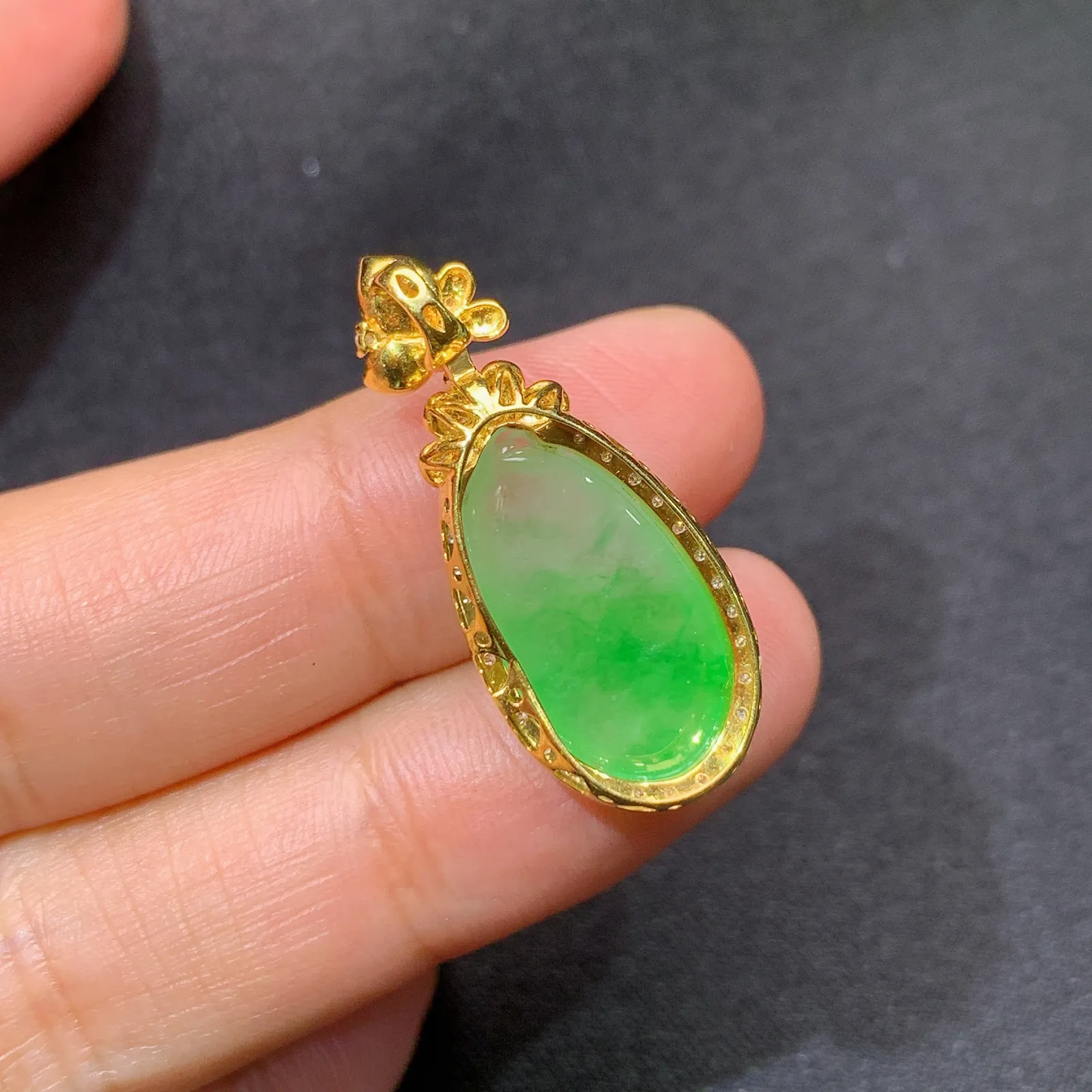 冰飘绿福瓜吊坠，18k金镶嵌，冰润色阳，玉质细腻，种水足 尺寸29.2*12.3*6.7