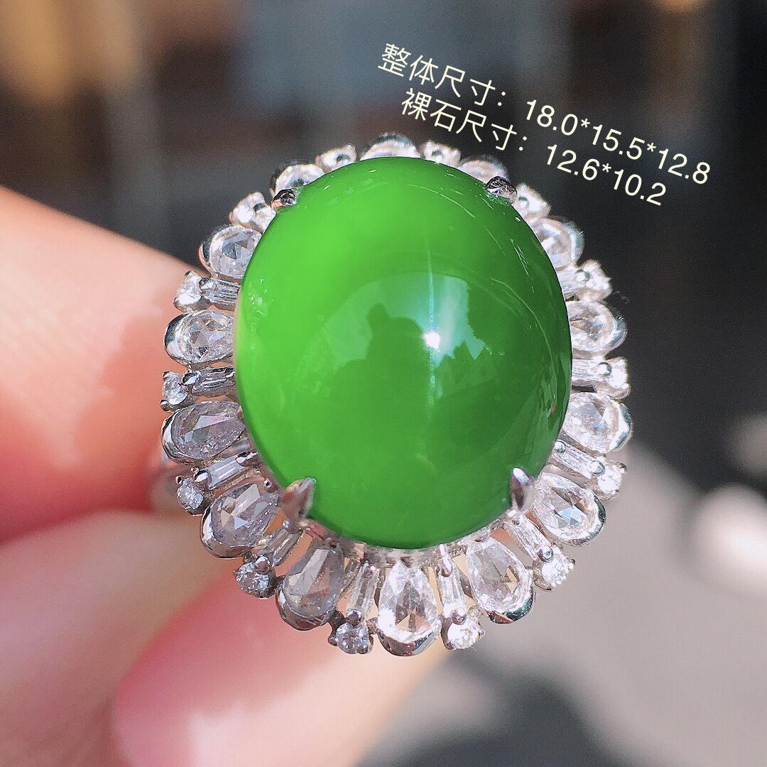 满绿蛋面戒指，色泽均匀艳丽，玉质细腻，荧光感超
强，饱满圆润，尽显优雅气质，18k
金豪华镶嵌