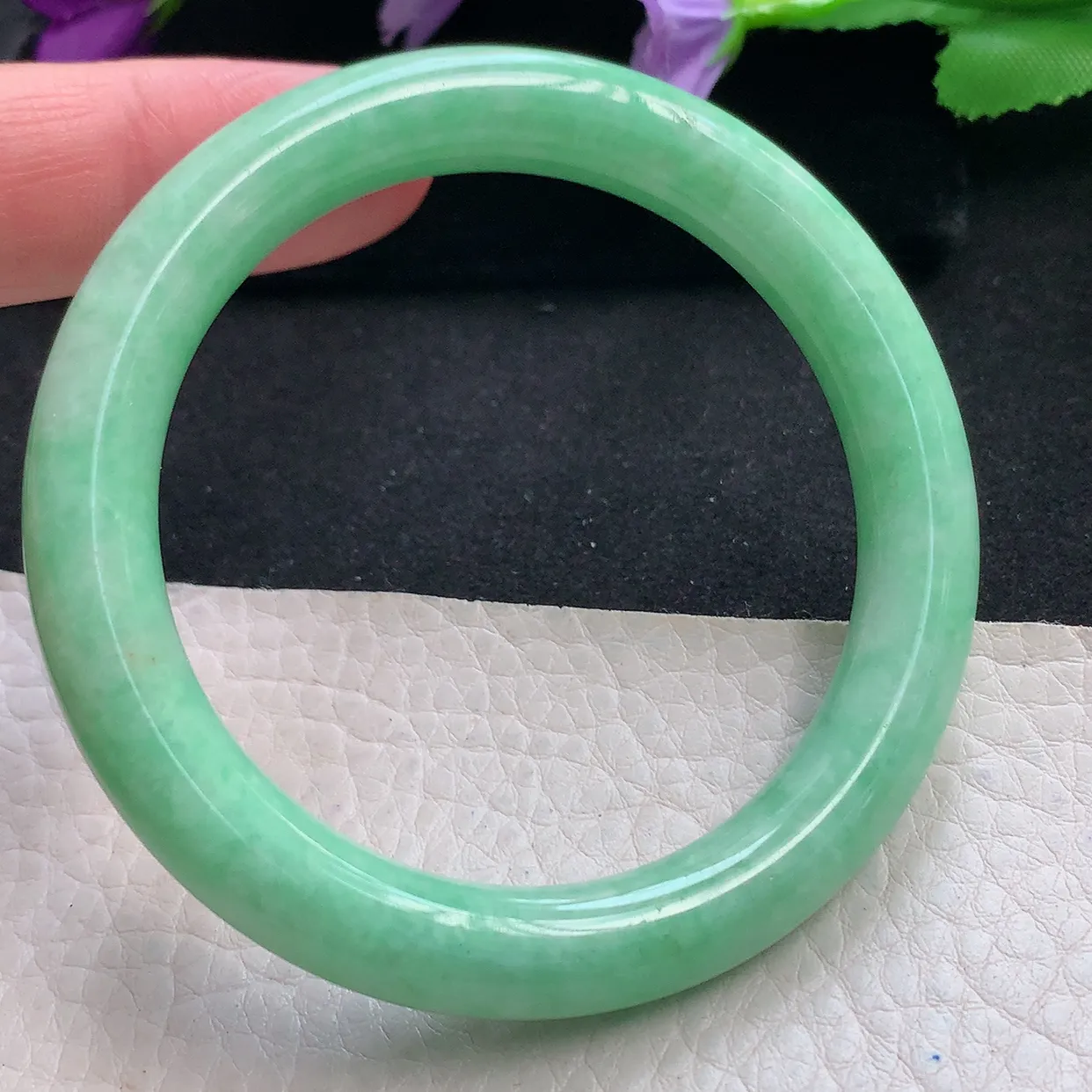 n自然光52*9.2*9圆镯 天然缅甸翡翠a货手镯满绿浅绿叮当镯子圆条手镯