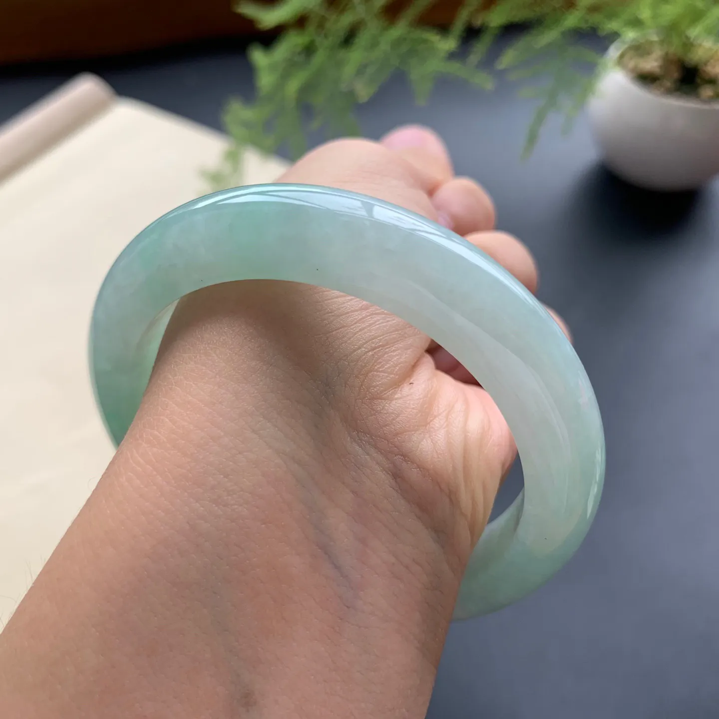 55.8圈口飘绿正圈手镯 尺寸：55.8-11.8-9，无纹裂，色泽靓丽，版型厚装