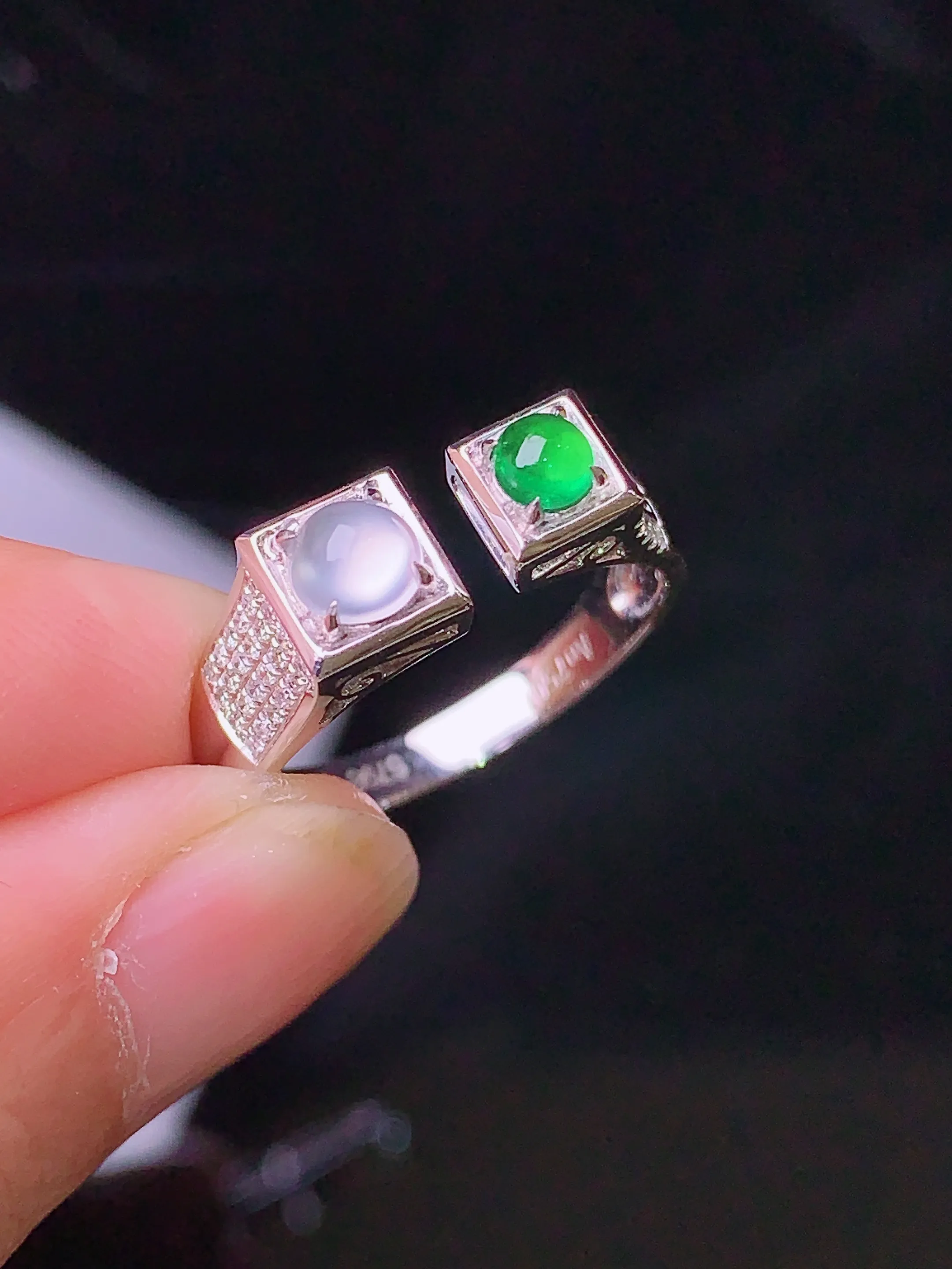 18k金钻镶嵌祖母绿冰蛋面戒指 玉质细腻 色泽清新艳丽 圈口13.5 整体尺寸4*2.2