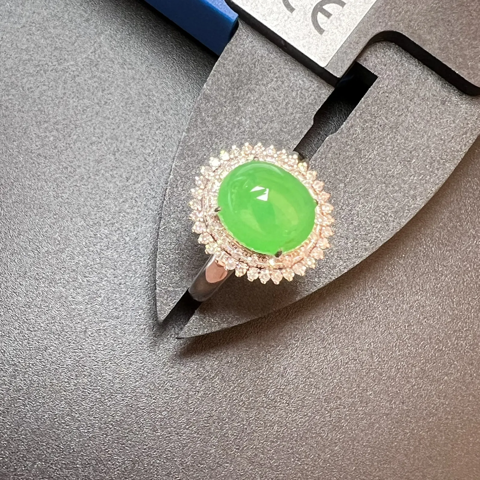 满绿戒指种好、饱满，整体尺寸15.1*13.8*9.9 裸石尺寸9.8*8.6*5.8