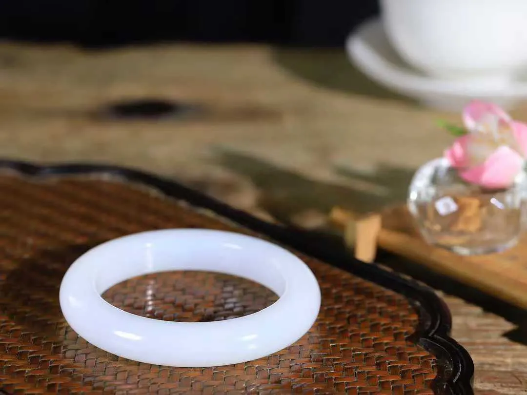 【婉约佳人.手镯】

收藏级️和田玉白玉手镯 玉质温润细腻 油性十足 手感舒适，高华雅逸，线条流畅