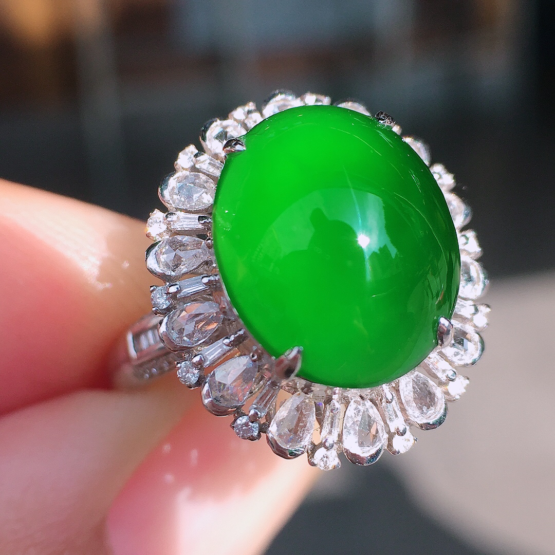 满绿蛋面戒指，色泽均匀艳丽，玉质细腻，荧光感超
强，饱满圆润，尽显优雅气质，18k
金豪华镶嵌