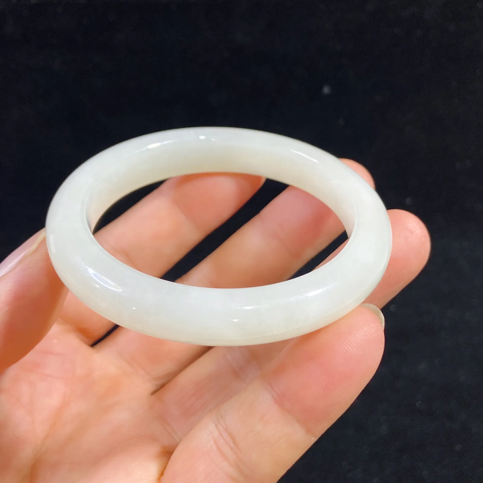 56羊脂白玉手镯和田玉山料手镯56圈口宽11玉质特细腻油润，高脂粉，高品质，萦绕腕间时，古韵不失时尚