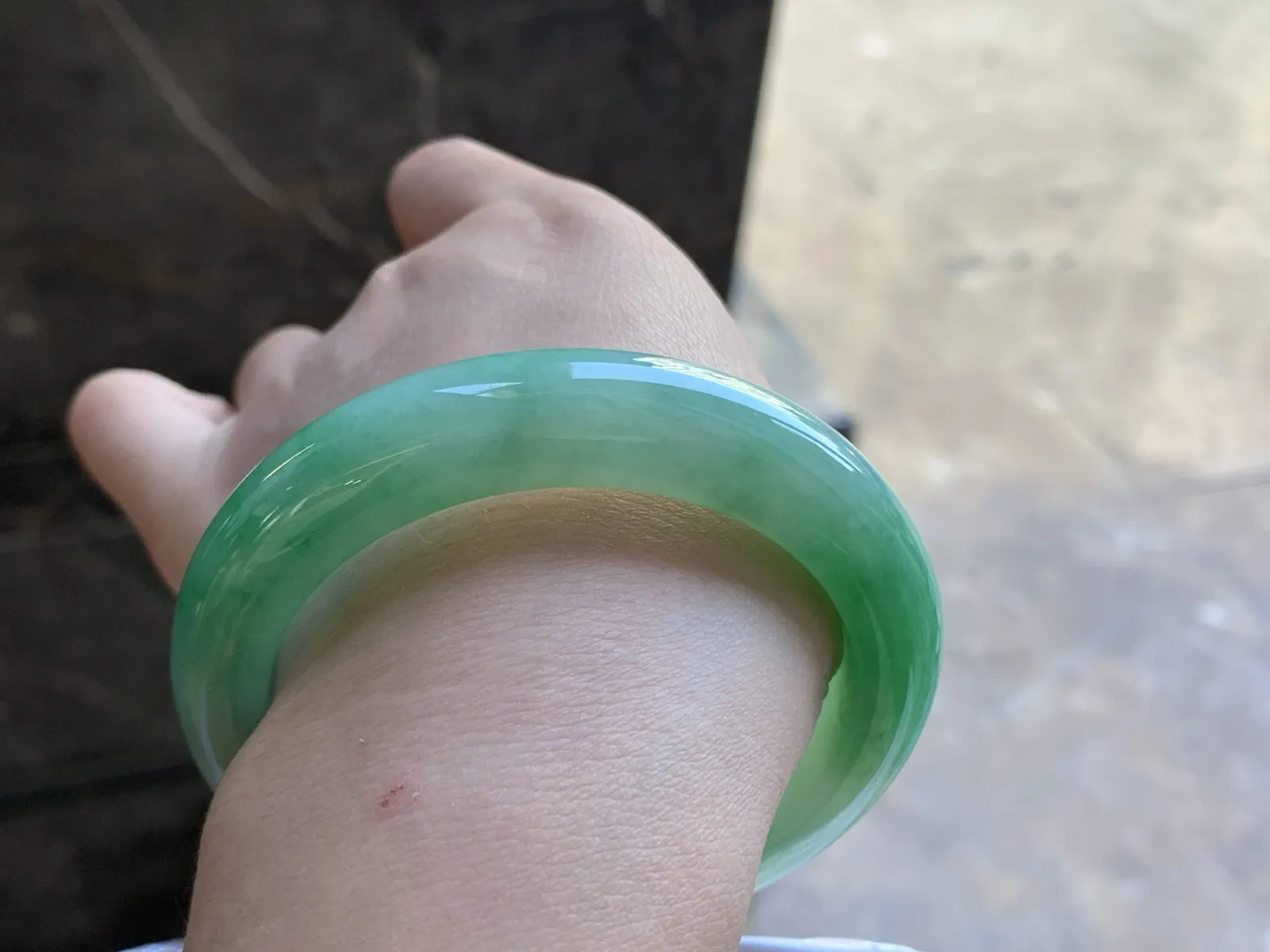 56-12.5-9.6

阳绿色手镯^_^玉质温润 清新细腻