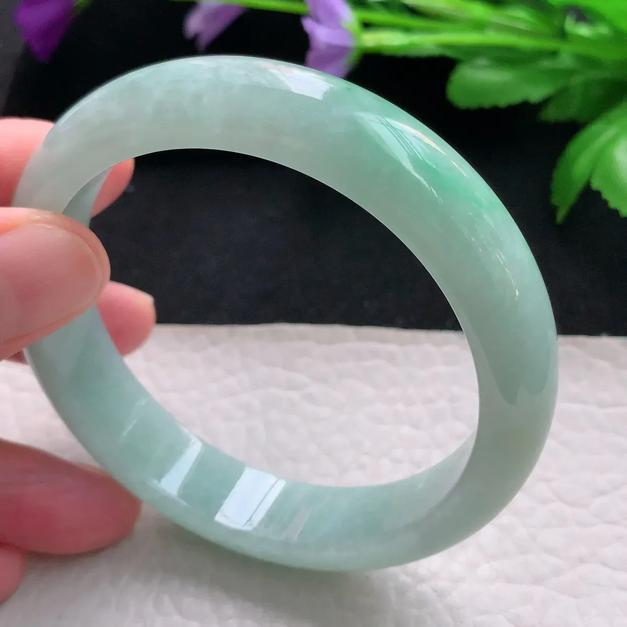 js自然光57.5*13*7.8平安镯天然缅甸翡翠手镯水润浅绿正圈宽边镯子