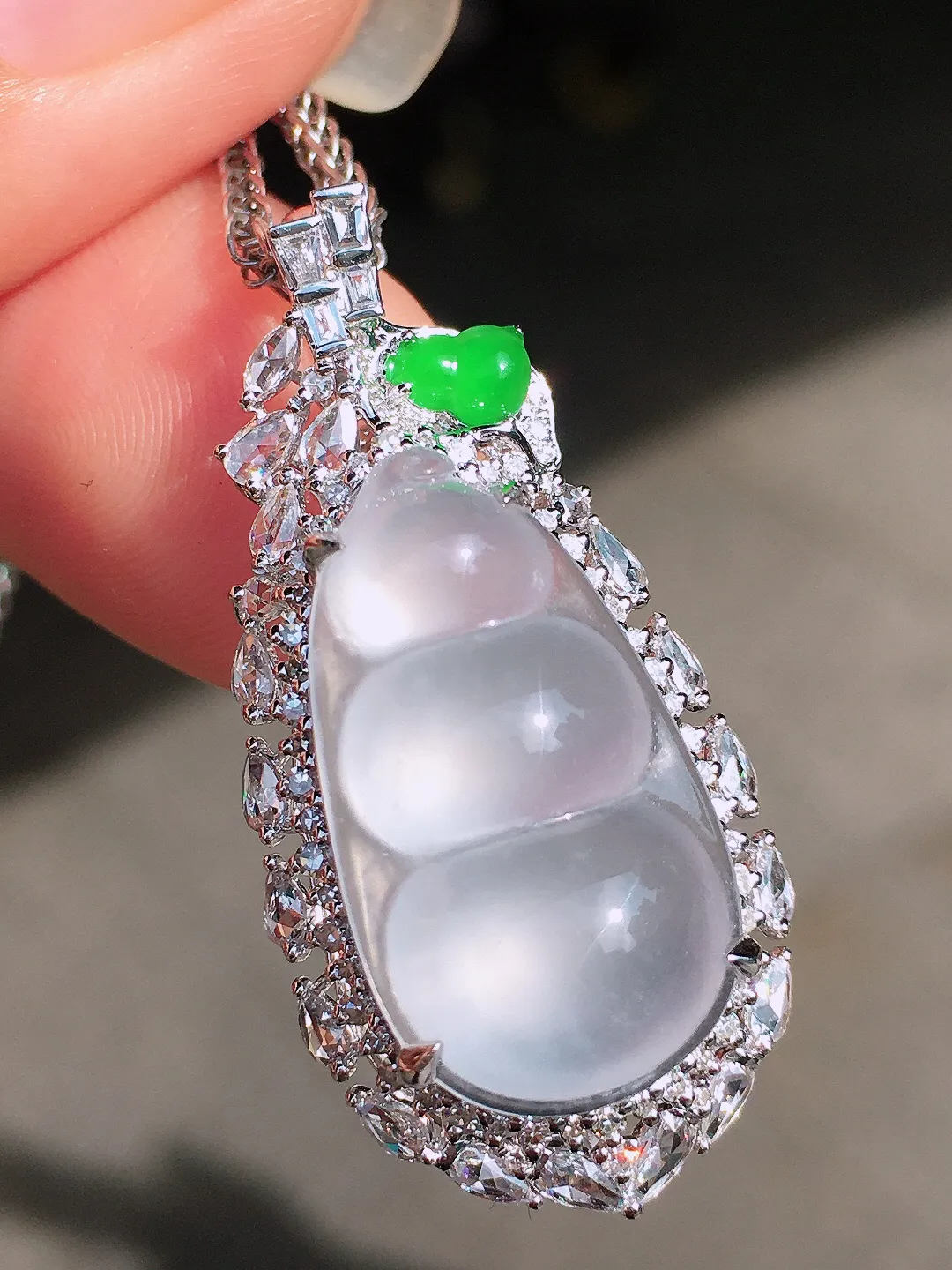 冰种福豆吊坠,玉质细腻,荧光感超
强,饱满圆润,尽显优雅气质,18k
金豪华镶嵌