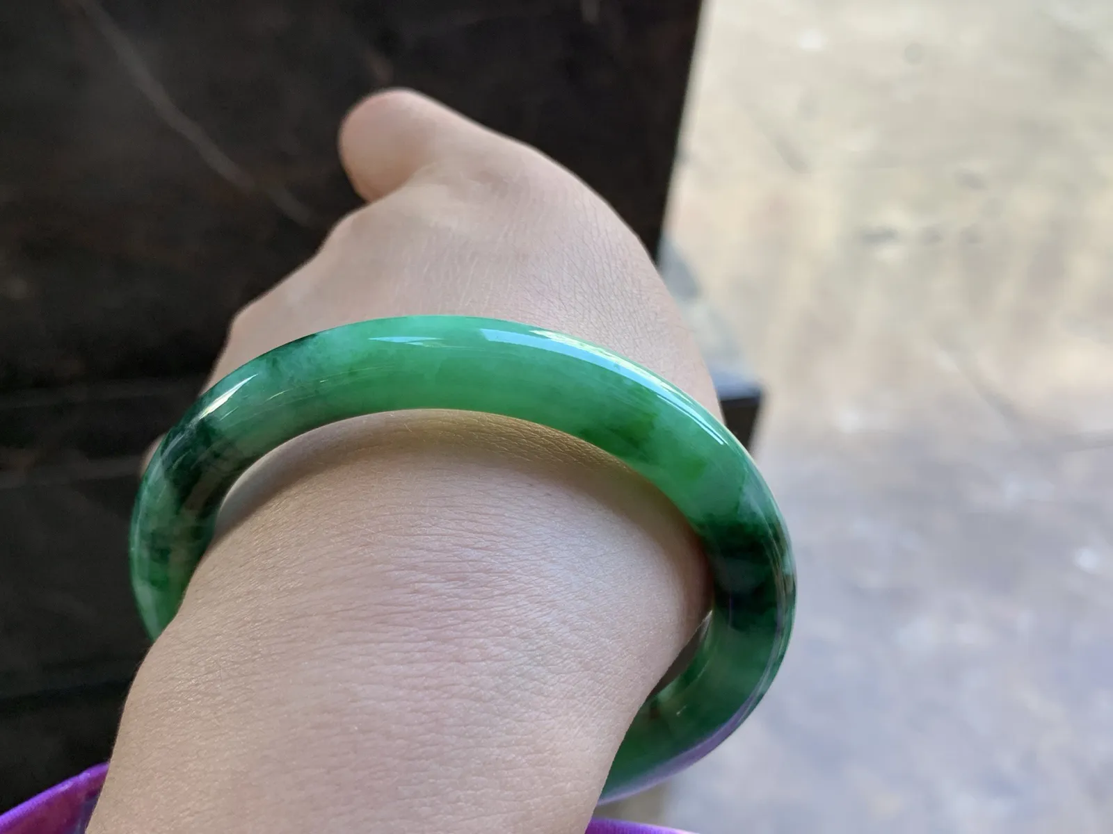 56-8.9

辣绿色圆条手镯^_^颜色鲜艳 浓郁