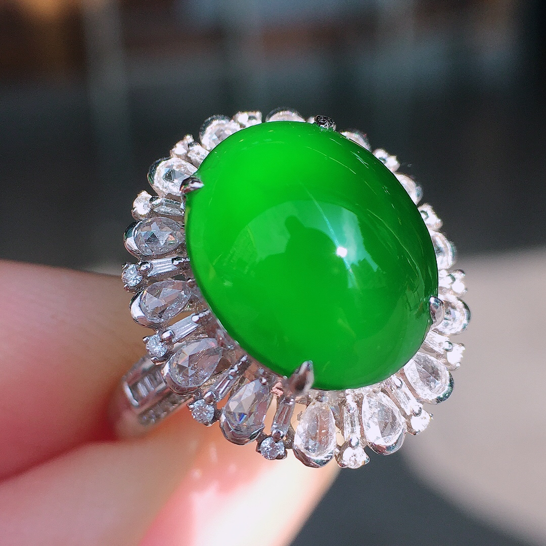满绿蛋面戒指，色泽均匀艳丽，玉质细腻，荧光感超
强，饱满圆润，尽显优雅气质，18k
金豪华镶嵌