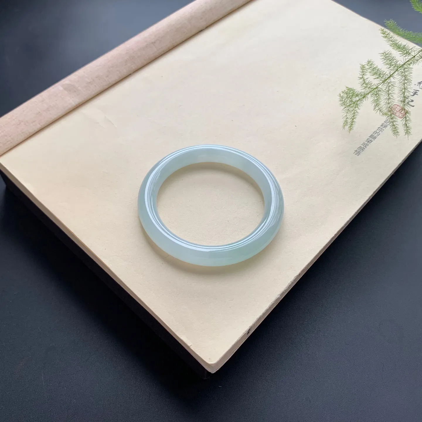 53.6圈口冰晴底圆条手镯 尺寸：53.6-9.2，无纹裂，水润起胶，条形饱满