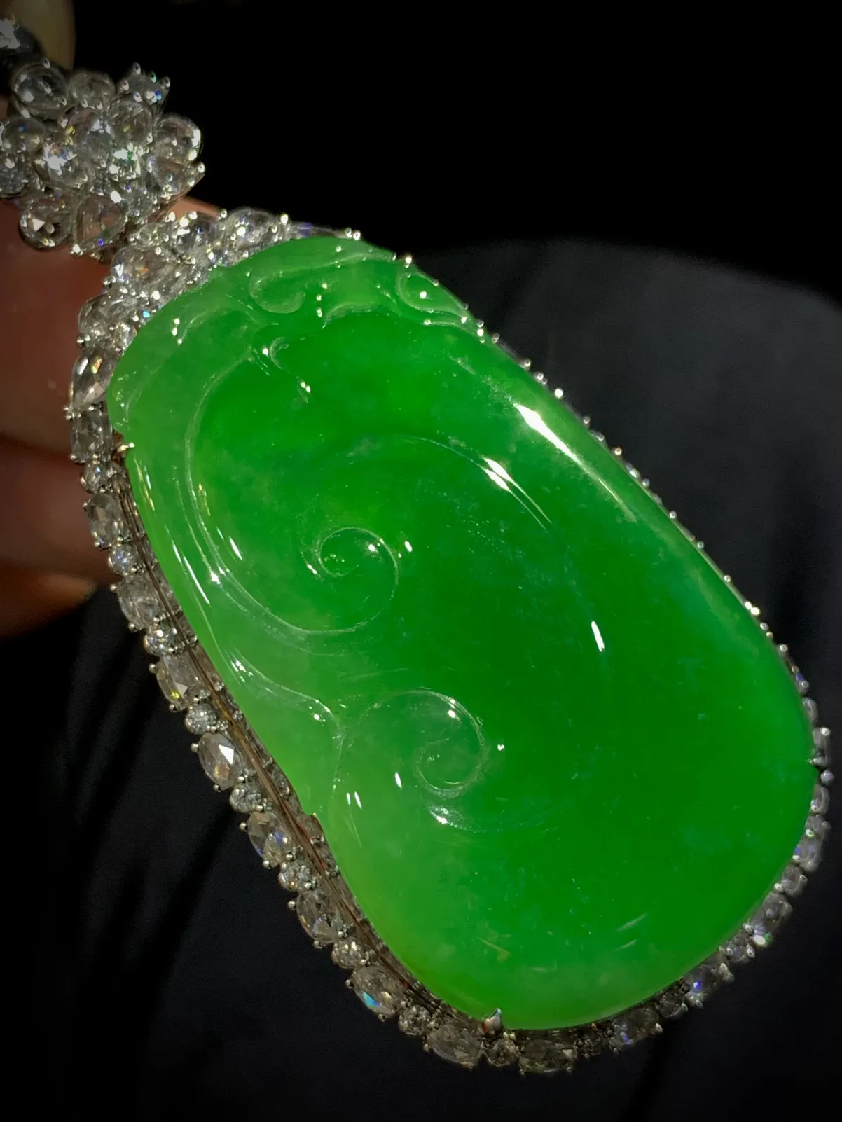 绿如意，裸石43-26-3mm，
整体61-30.2-12.5mm，
18K金，南非钻，