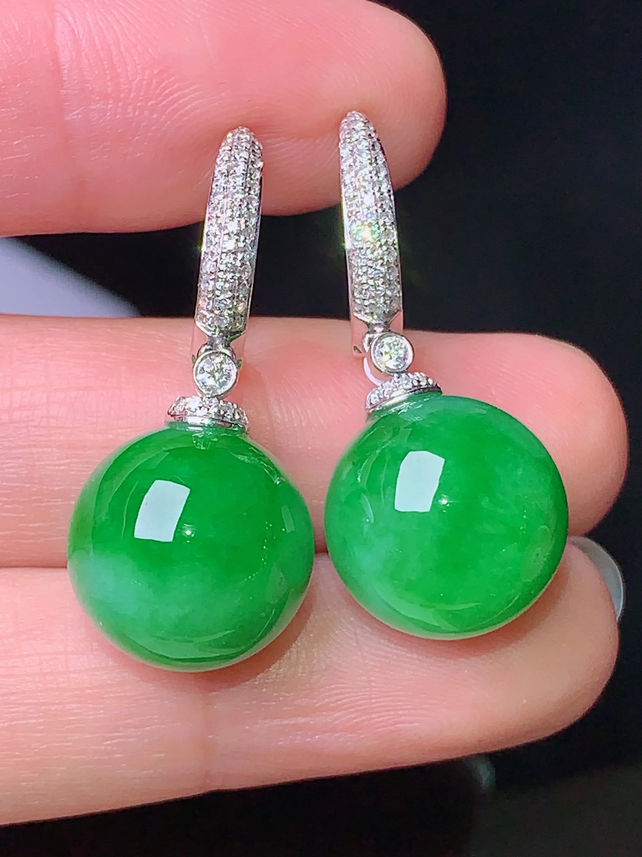 18k金钻镶嵌翠绿圆珠耳钉 玉质细腻 色泽清新艳丽 整体尺寸30.6*13