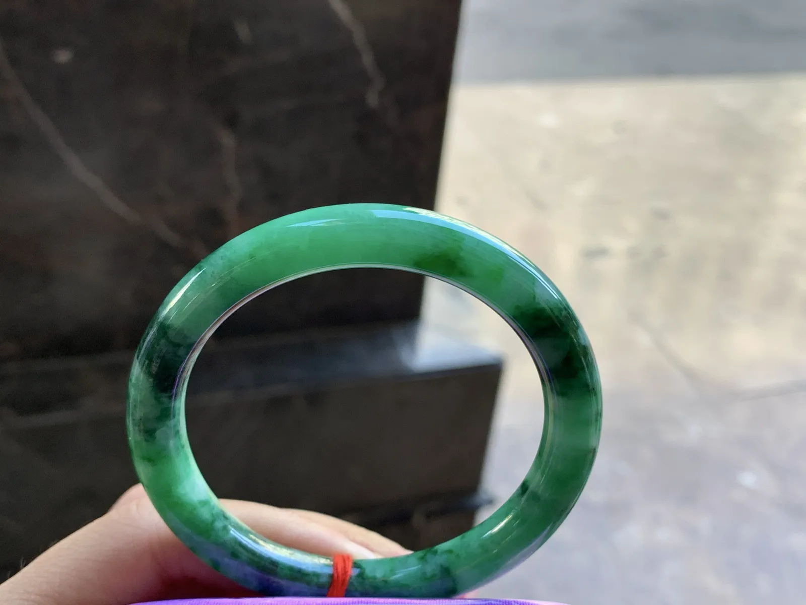 56-8.9

辣绿色圆条手镯^_^颜色鲜艳 浓郁