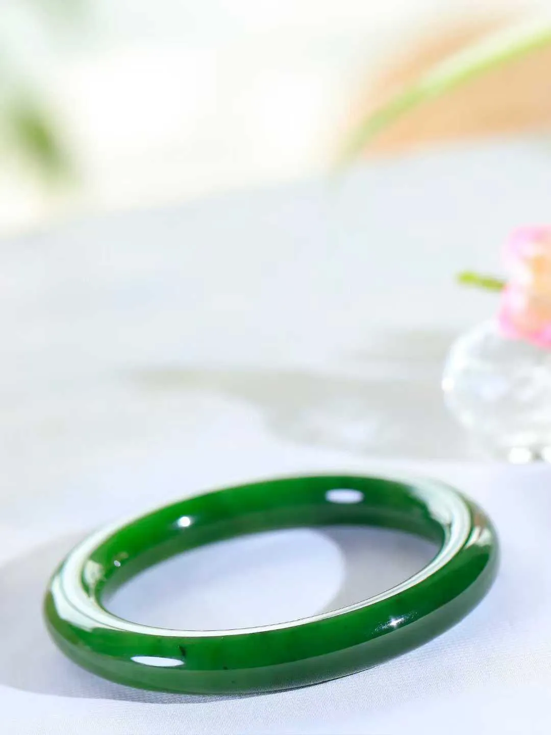 【碧波流转·手镯】

精品和田玉碧玉圆条手镯，玉质细腻温润，手感舒适，️线条流畅，简约大气，美自天成，佩戴于腕间，婉约之美，举手投足间透出那份低调奢华，醉人心扉。
重74.3克 内径圈口62.5mm尺寸11.6-11.7mm  FDA-131032408