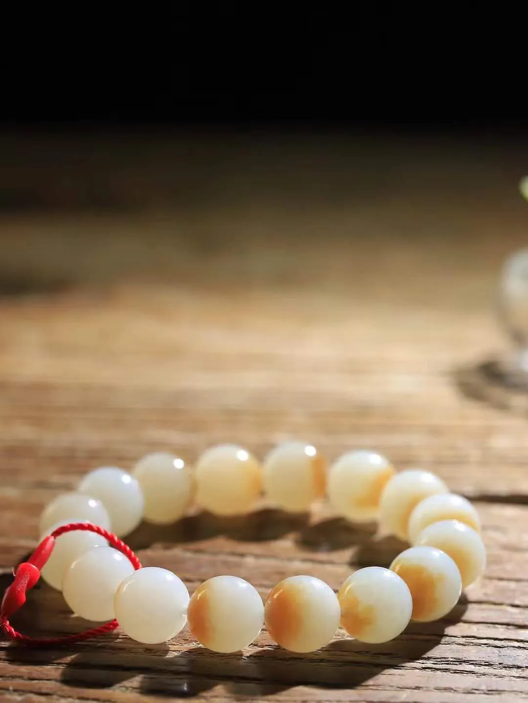 【珠圆玉润.手串】

精品和田玉糖白玉珠圆玉润手串 玉质温润细腻  整串打磨圆润，佩戴舒适。珠珠落玉盘，间关莺语花底滑，一生美好时光，无论身在何处，都有它相伴相守。事事顺遂，幸福美满，吉祥如意。重52.6克   尺寸取一12.9mm   FDL-691073100