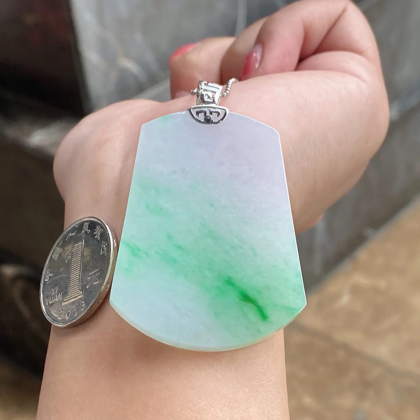 冰糯种飘绿无事牌吊坠 尺寸59.2-33.4-5.5毫米