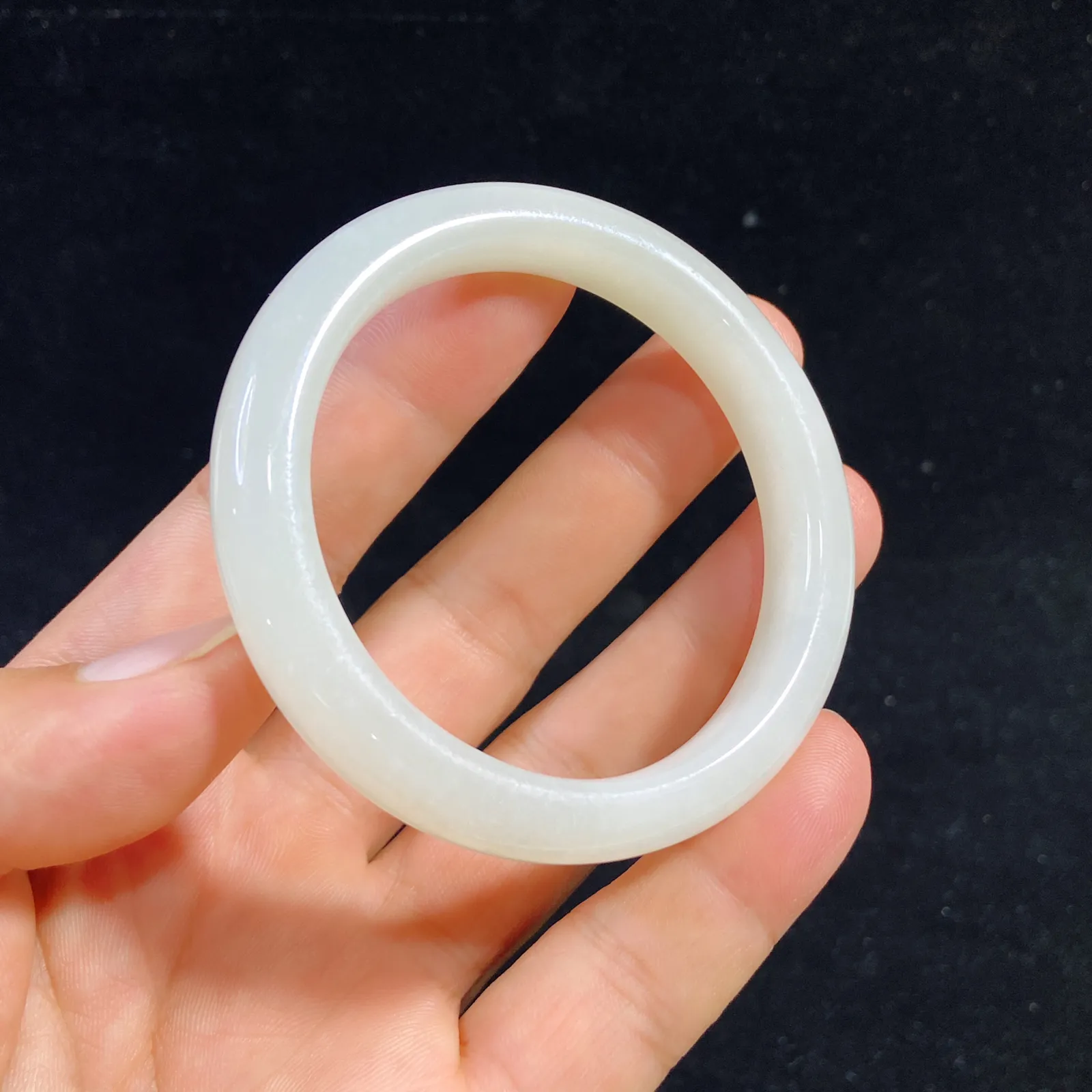 56羊脂白玉手镯和田玉山料手镯56圈口宽11玉质特细腻油润，高脂粉，高品质，萦绕腕间时，古韵不失时尚