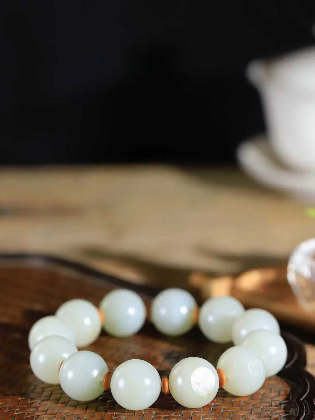 【籽.珠圆玉润.手串】

新疆和田籽料珠圆玉润手串 玉质温润细腻  整串打磨圆润，佩戴舒适。珠珠落玉