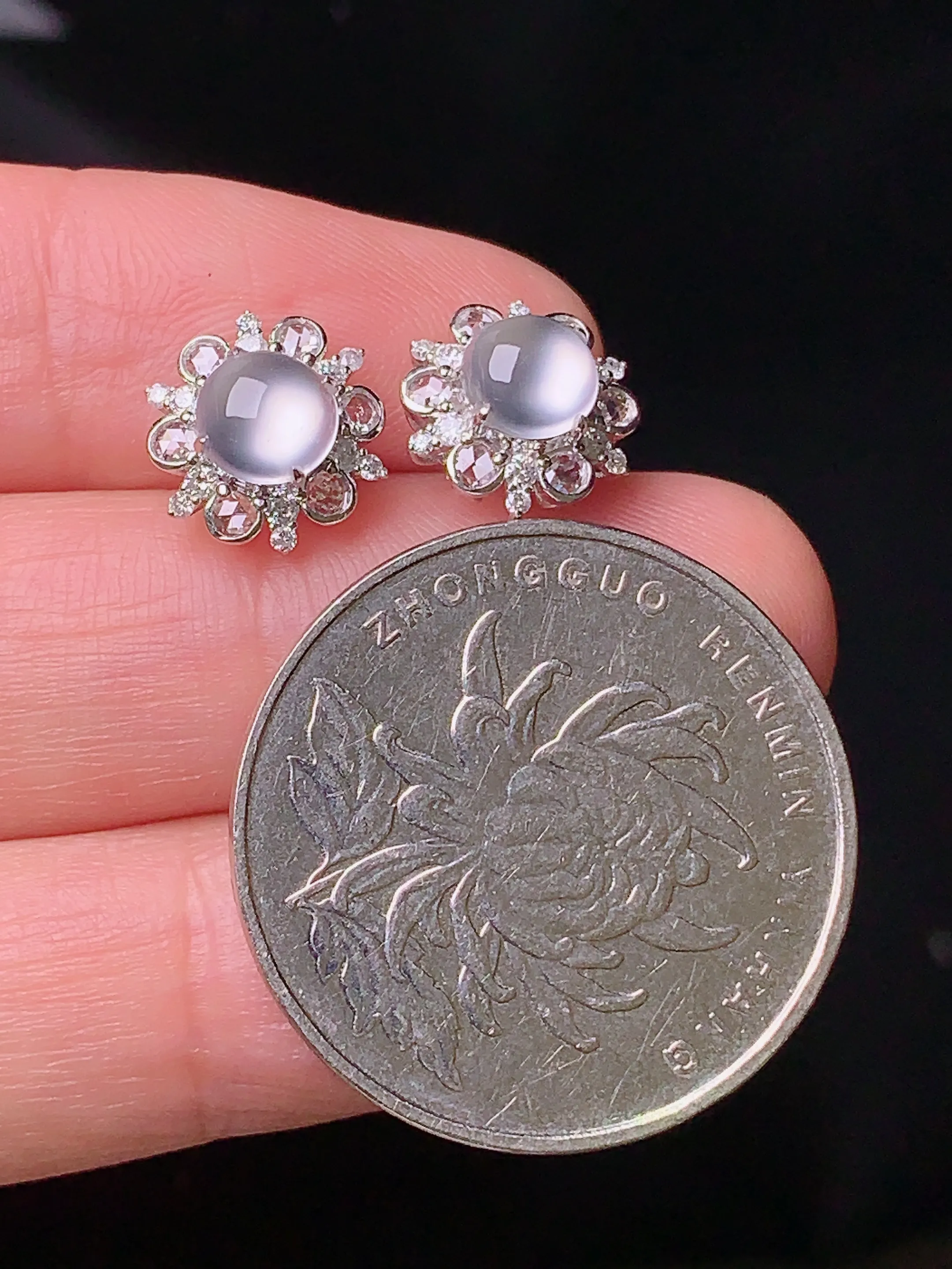 18k金钻镶嵌冰种蛋面耳钉 玉质细腻 水润透亮 整体尺寸9.8*6.8