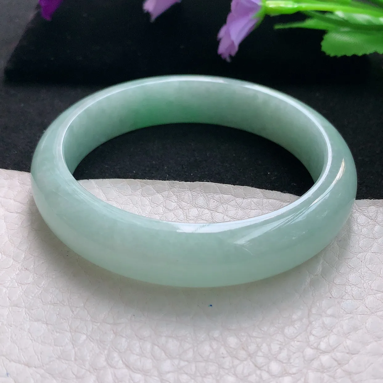 js自然光57.5*13*7.8平安镯天然缅甸翡翠手镯水润浅绿正圈宽边镯子