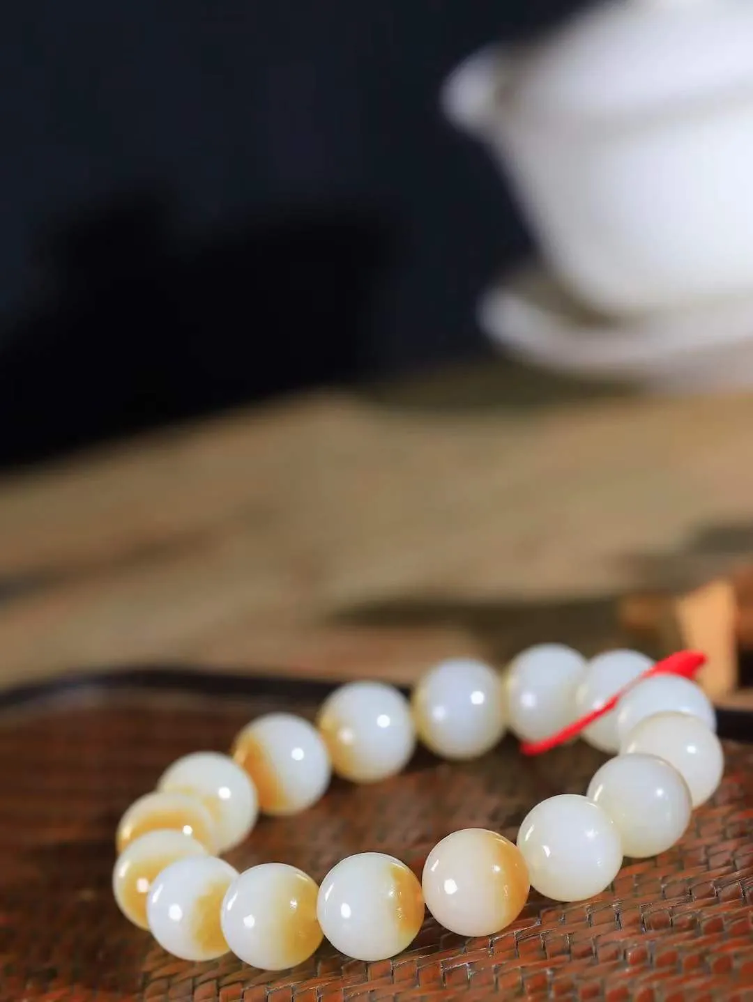 【珠圆玉润.手串】

精品和田玉糖白玉珠圆玉润手串 玉质温润细腻  整串打磨圆润，佩戴舒适。珠珠落玉