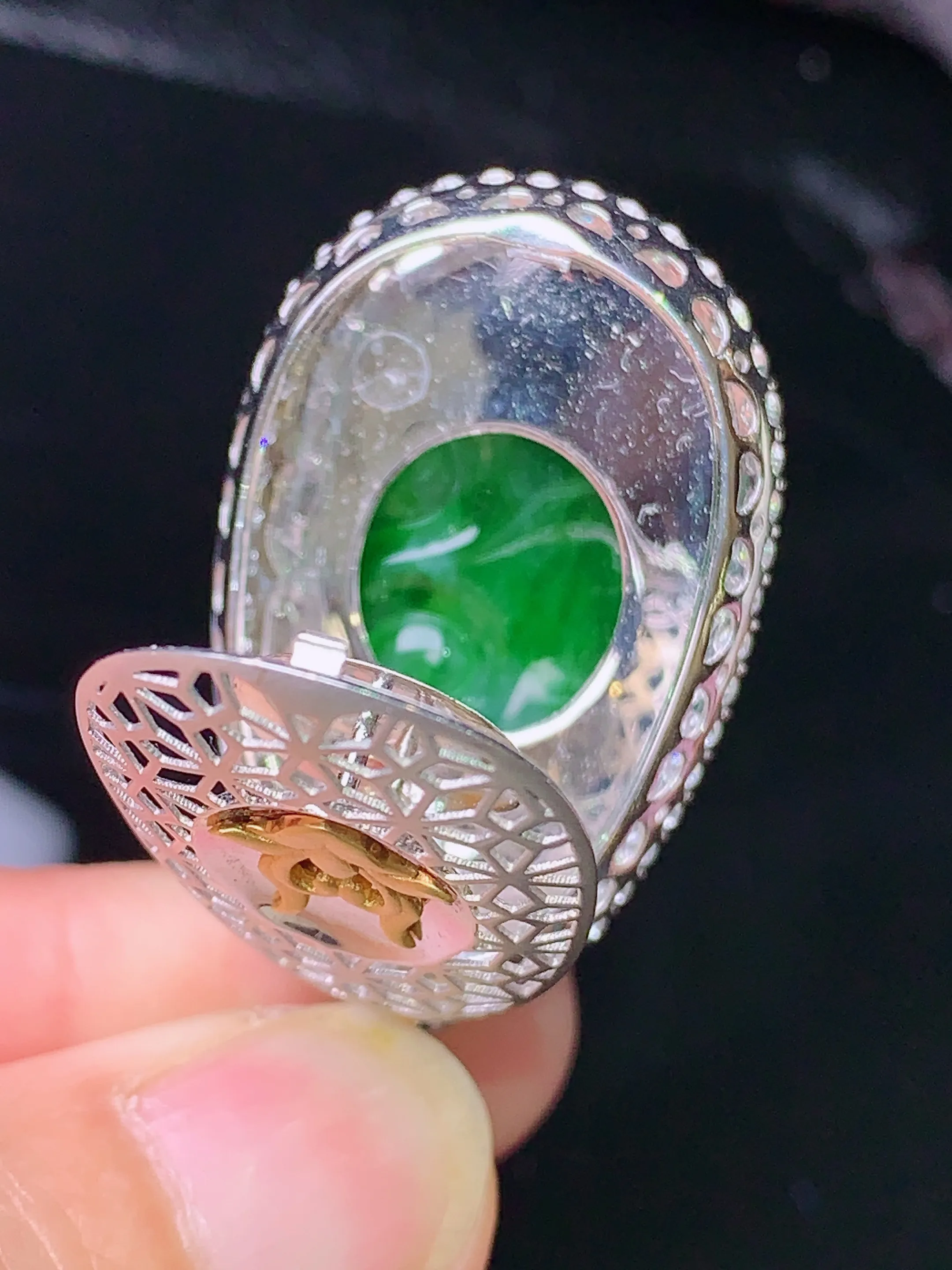 18k金钻镶嵌翠绿如意吊坠 玉质细腻 色泽清新艳丽 整体尺寸42.6*21.8*10.5