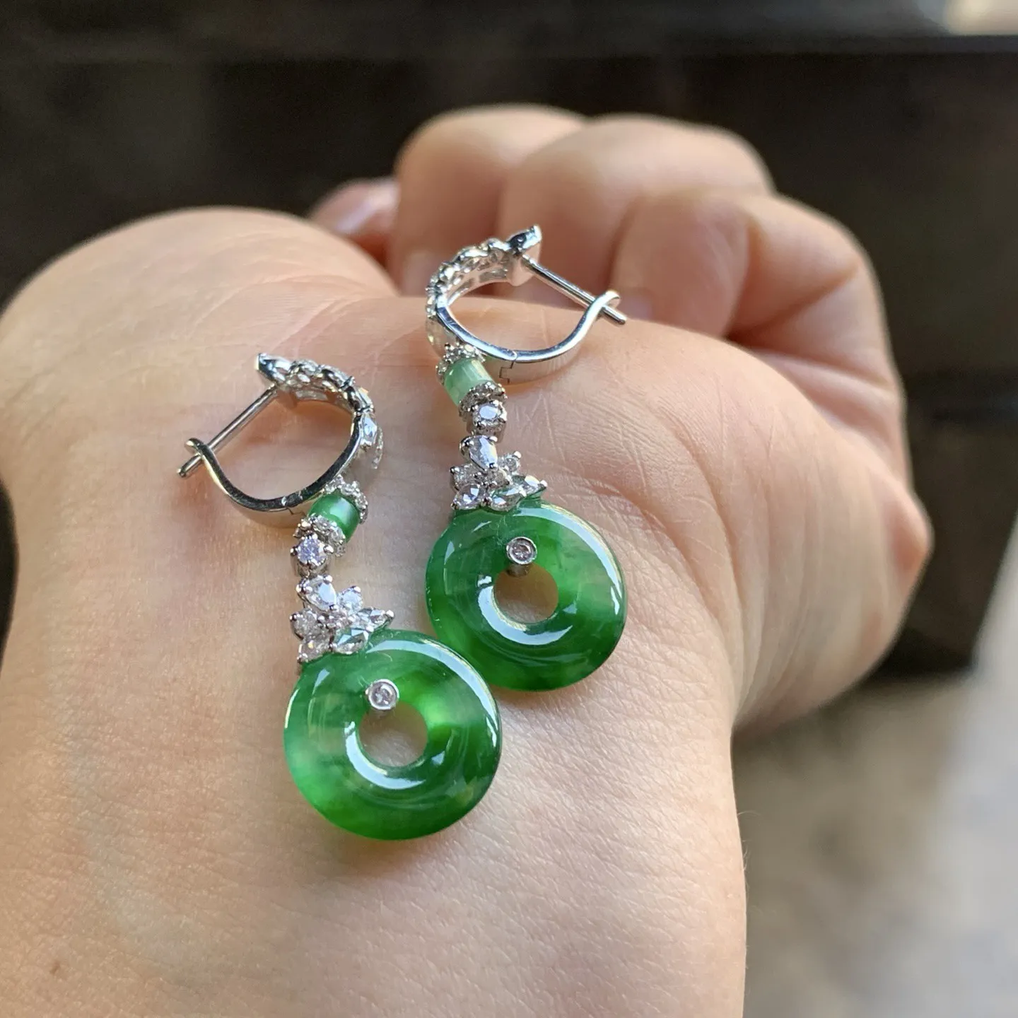 金钻镶嵌辣绿色耳坠^_^颜色鲜艳 浓郁