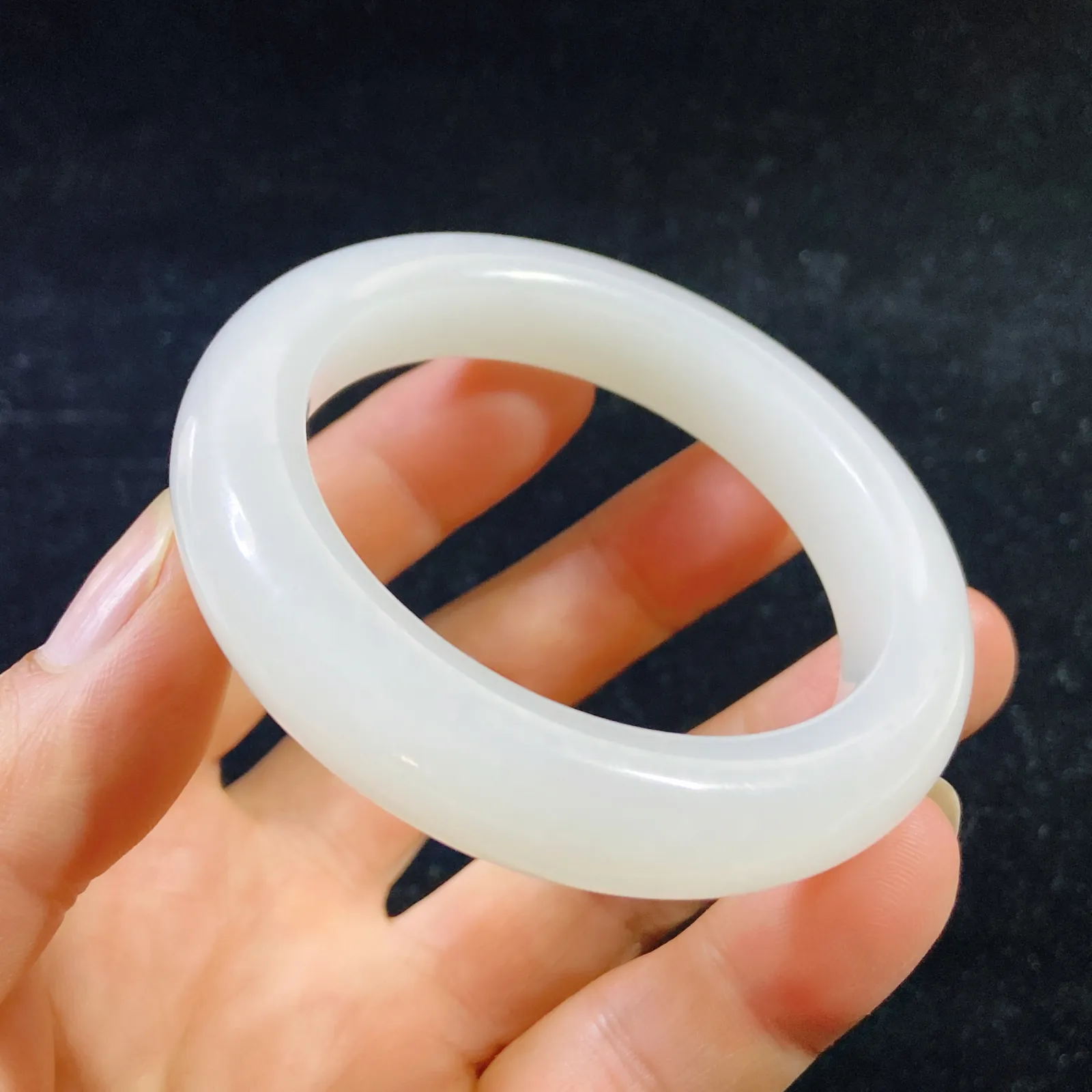 60羊脂白玉手镯和田玉山料手镯60圈口玉质特细腻油润，高脂粉，高品质，萦绕腕间时，古韵不失时尚，素雅